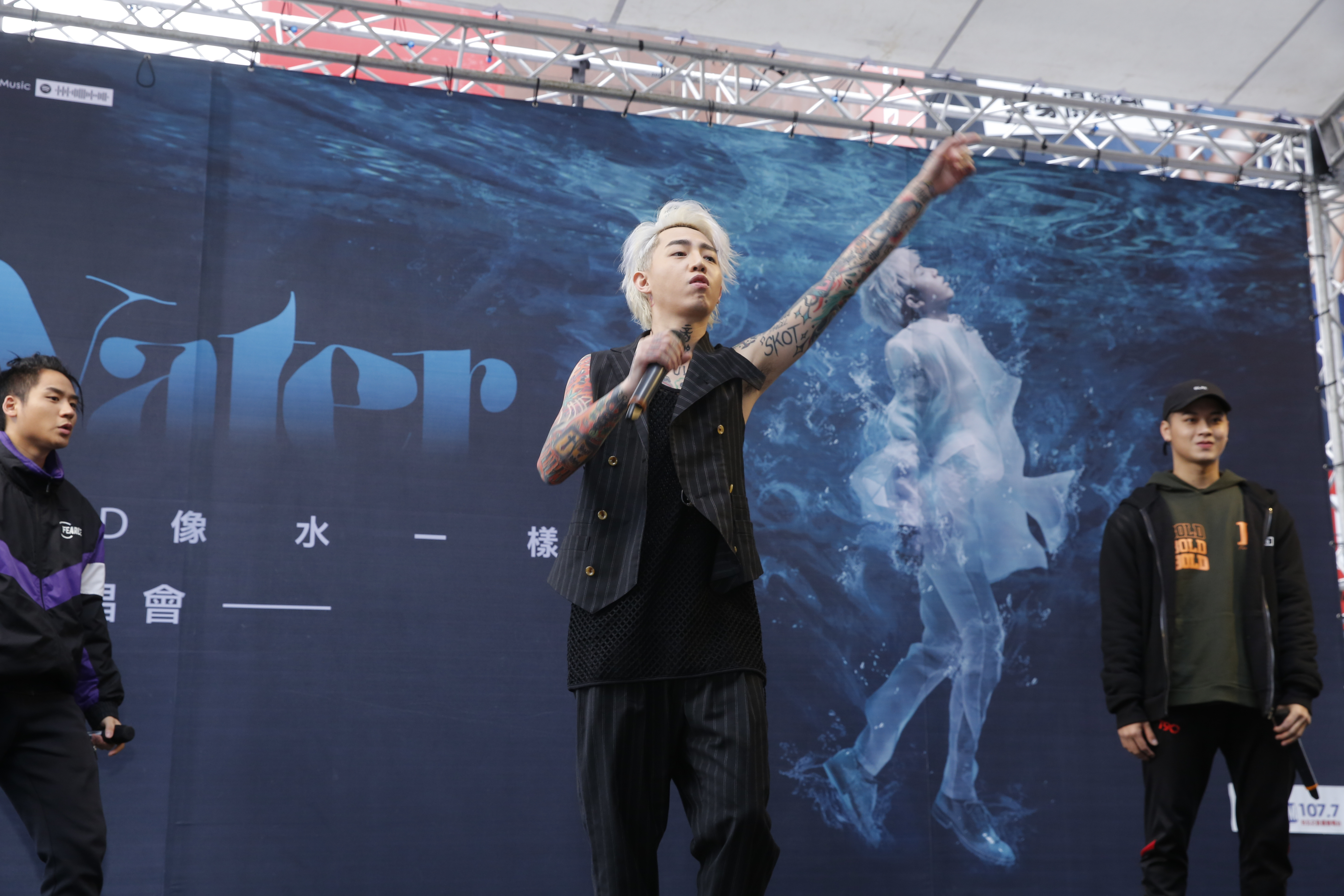 謝和弦開簽唱會唱新歌，還透露保鮮愛情妙招。