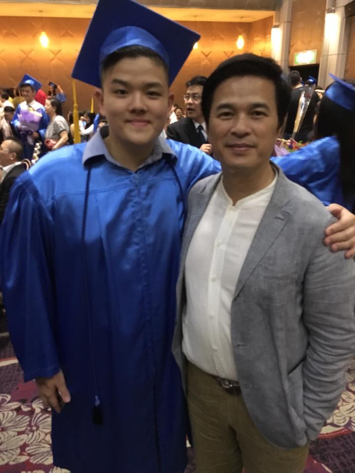 李興文參加小兒子李畊宏的畢業典禮，並留下合照。（翻攝李興文臉書）