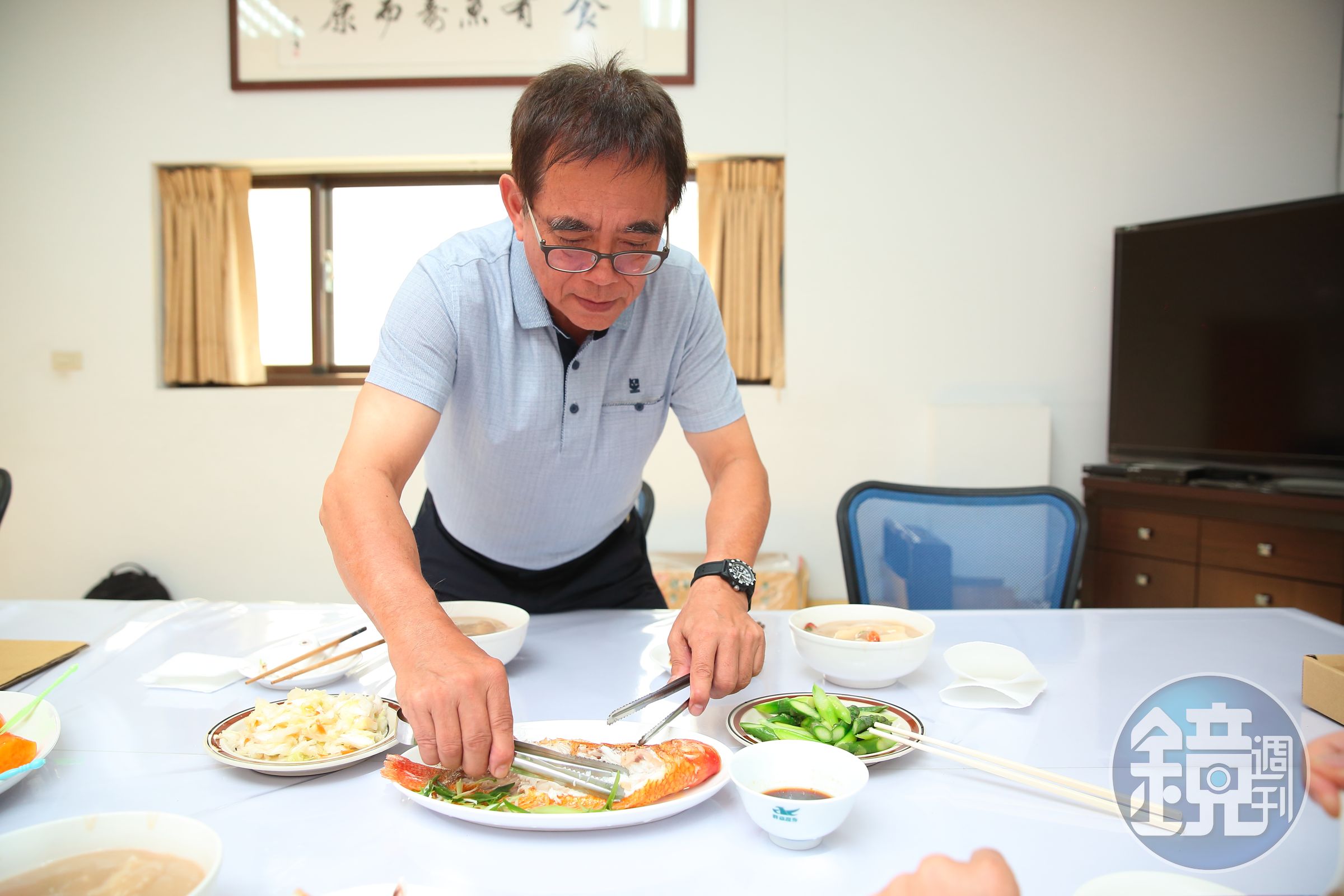 謝清輝喜歡吃食材的原味，這天午餐，他煎一條「鱻來厚道」的海紅鯛，燙一盤嫩蘆筍，再配一碗東港有名的肉粿，他說都滋味都很好。