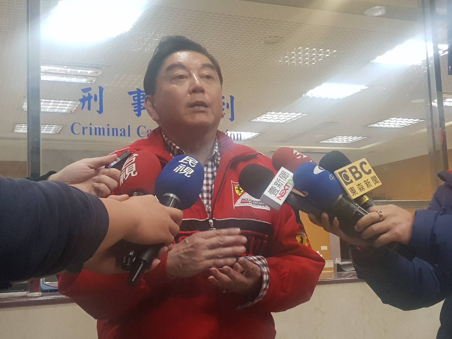 補教名師高國華酒駕5萬交保，步出地檢署先道歉。