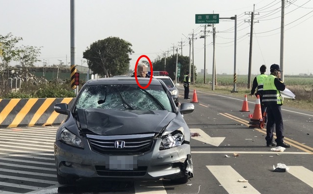 嘉義縣72歲陳姓老翁（畫圈處）酒駕，在鹿草鄉工業區路口追撞2名單車騎士。（警方提供）
