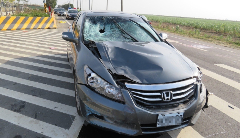 嘉義發生酒駕事件,肇事轎車擋風玻璃全毀。(警方提供)