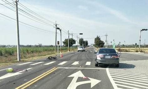 兩輛腳踏車遭撞後扭曲變形，零件散落一地。（警方提供）