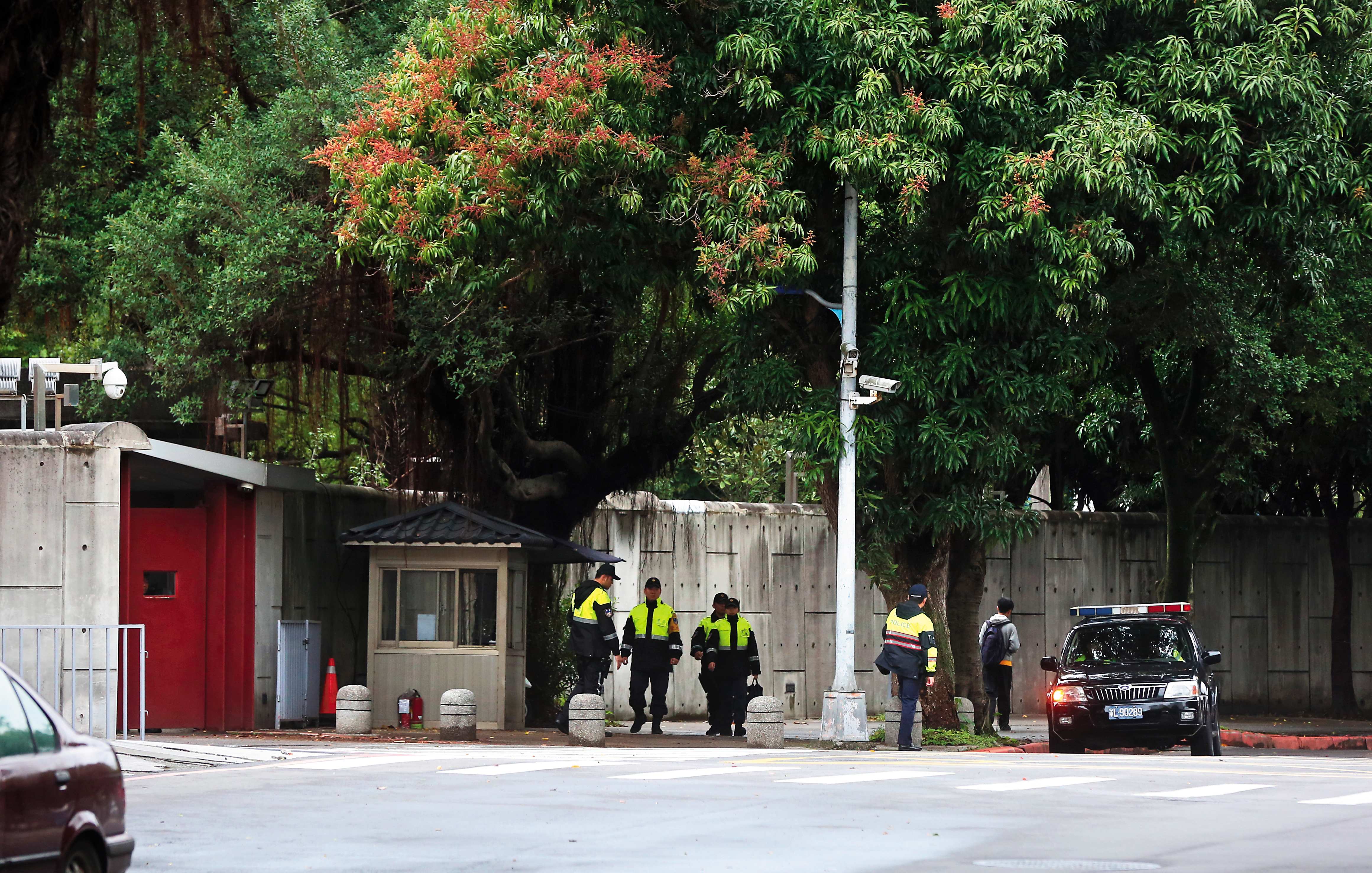 總統官邸2號門平時戒備森嚴，卻因有爭議的員警擔任維安工作而有安全疑慮。
