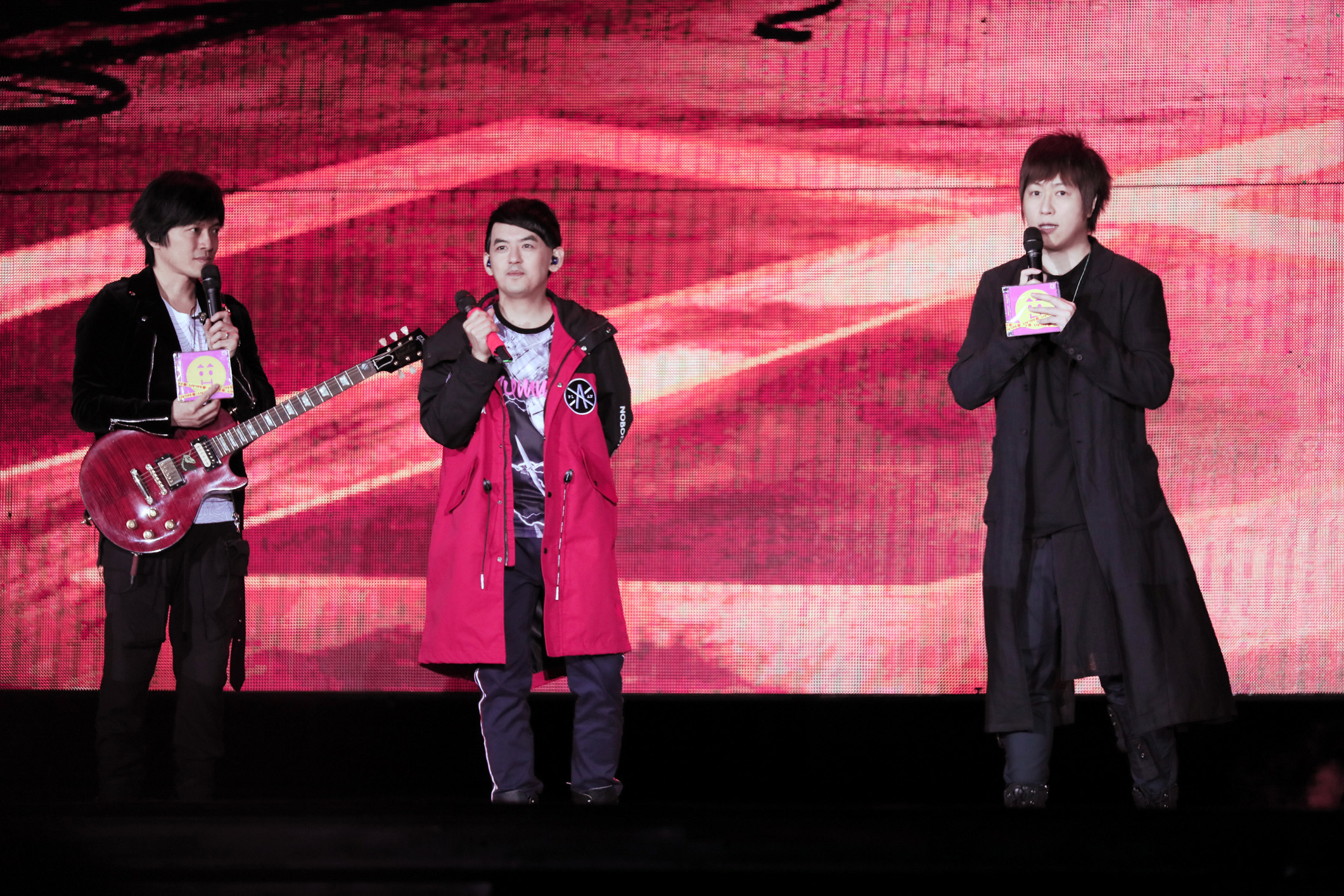 最強資深歌壇新人黃子佼（中）登場，不但當暖場嘉賓，也是演唱會嘉賓，算是另一個新紀錄。（相信音樂提供）