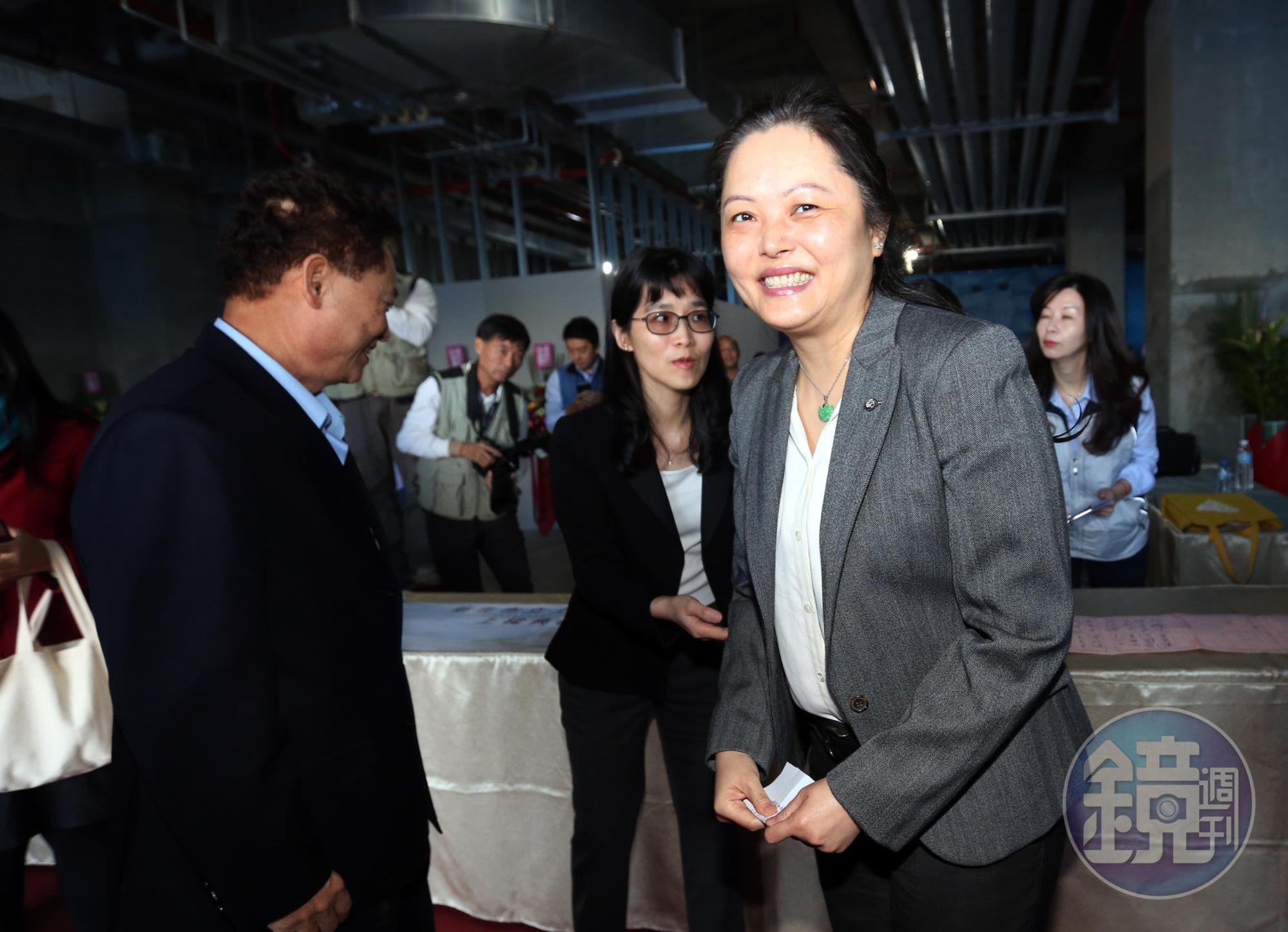 王瑞慧改變過去強勢作風，放手由專業領導。
