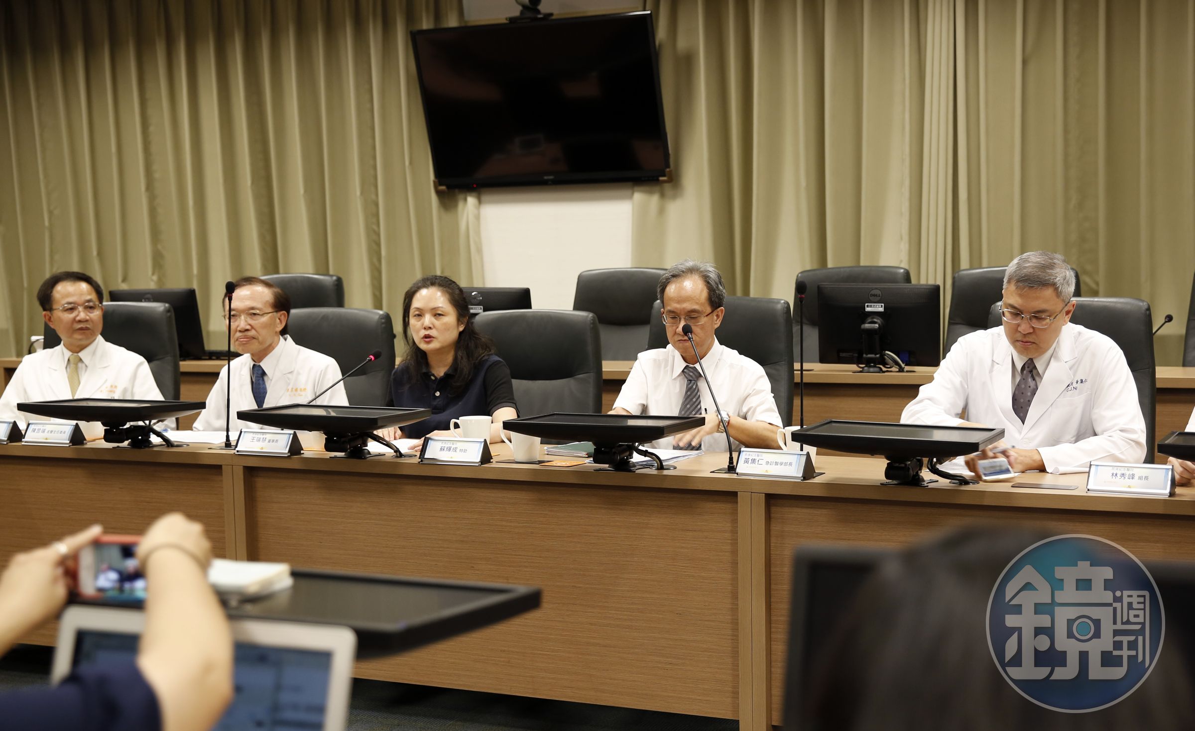 王瑞慧（中）已聽取過智慧醫療小組報告過2次，相當支持醫師群作為。