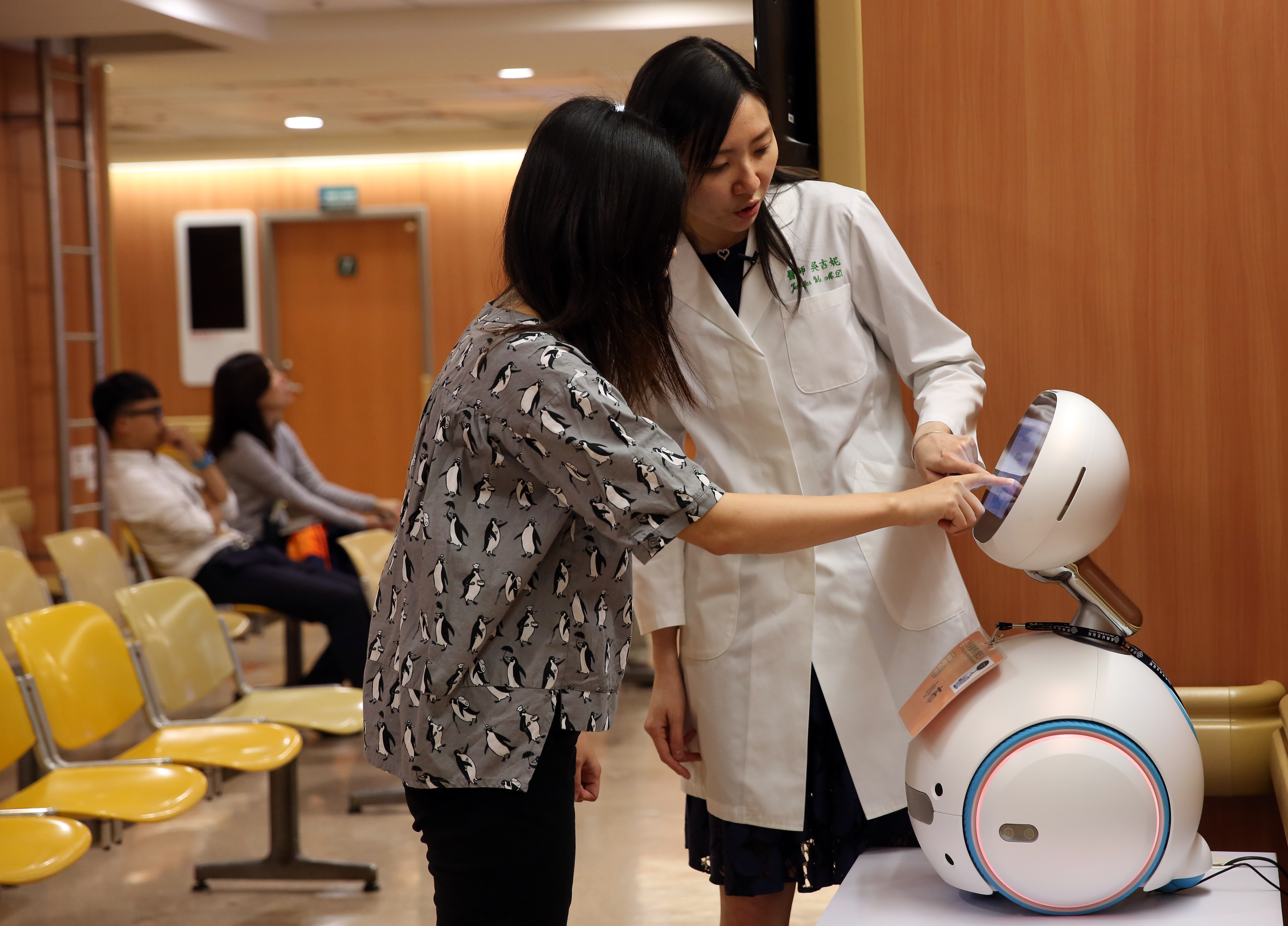 皮膚科醫師吳吉妮說，機器人「小布」當幫手後，醫病資訊落差降低了。