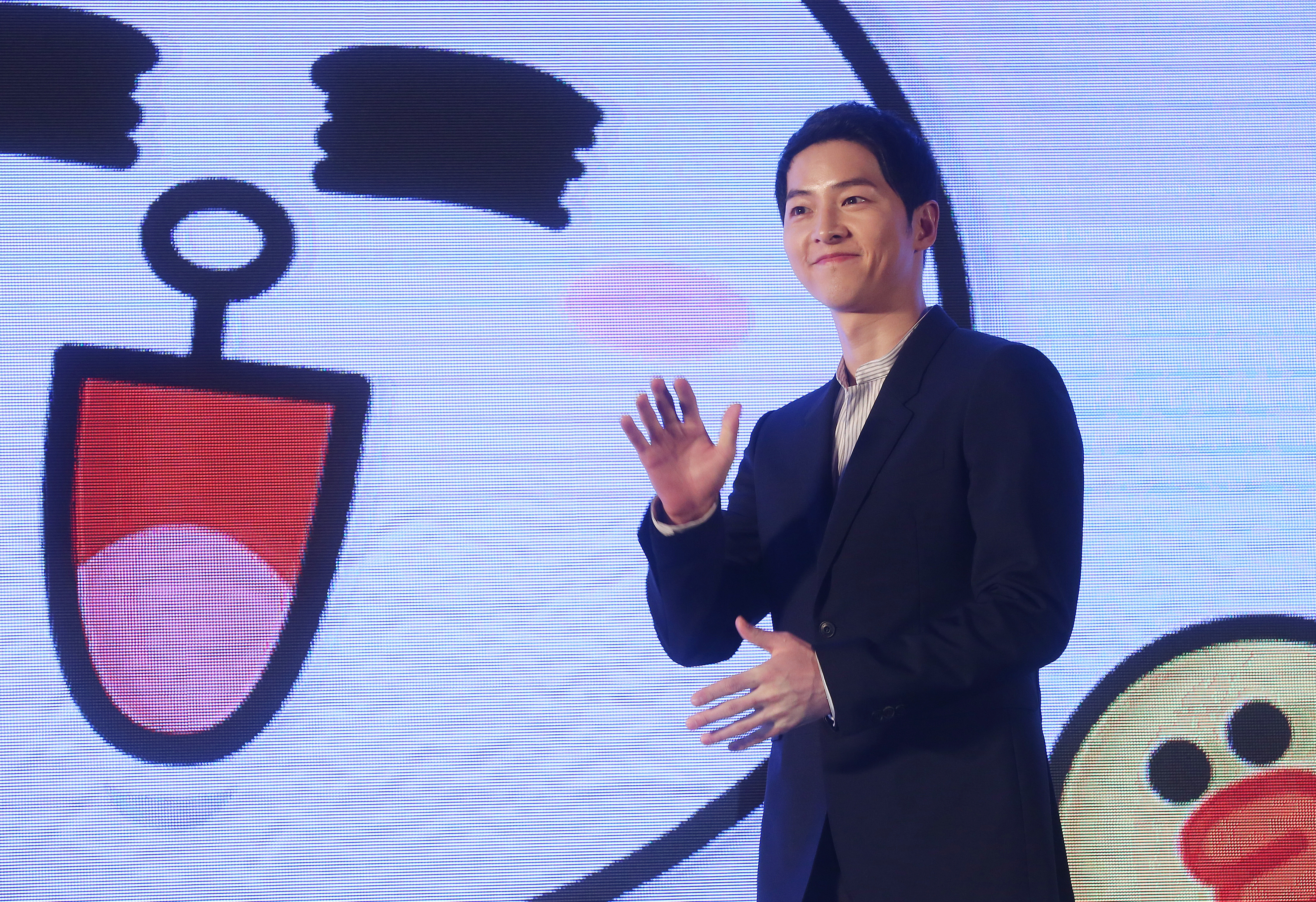 長庚醫護發揮創意，開刀房找來和韓星宋仲基也有關係的機器人。