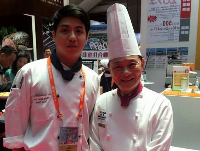 型男主廚游甯鈞（左）曾與阿基師合影，原本前途一片光明，如今卻成為搶匪，令人不勝唏噓。（翻攝臉書）