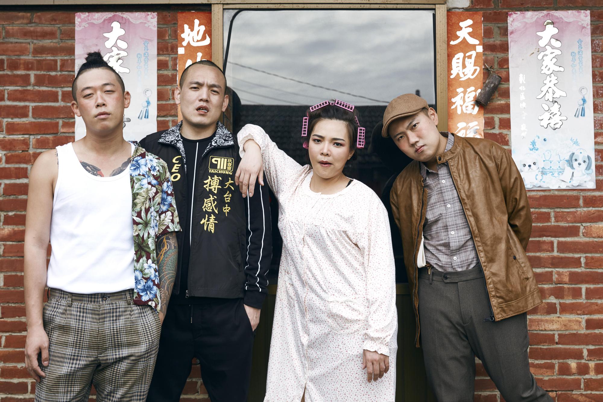玖壹壹新歌〈美幹拎〉MV,洋蔥飾演醉漢、健志扮演鄉下台客、春風則化身競選人在宣傳車上拜票懇請,並邀來小甜甜擔任女主角演包租婆。(混血兒娛樂提供)