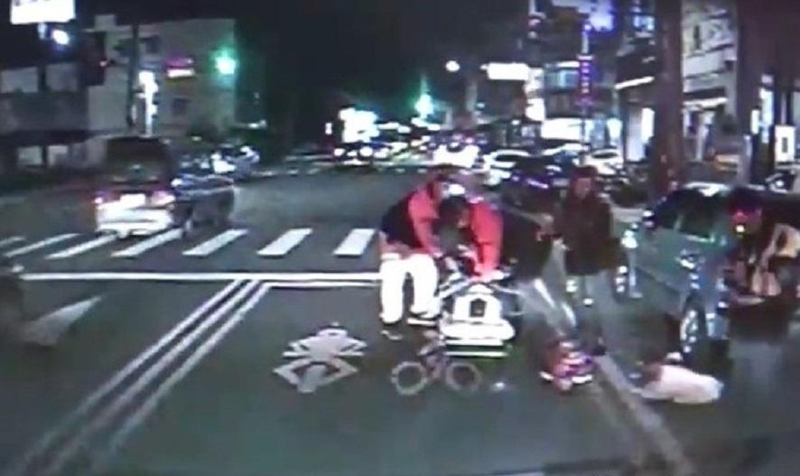 江男腹部挨刺無生命跡象，救護人員施予CPR。（警方提供）
