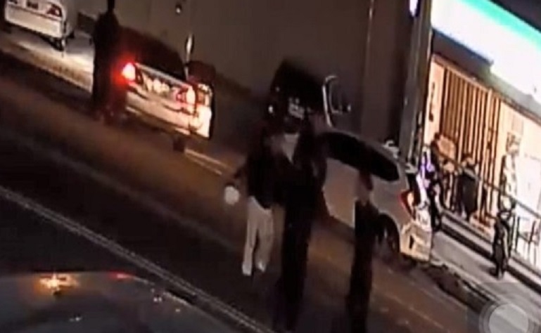 當街尋仇不顧馬路人車，打到雙黃線上。（警方提供）