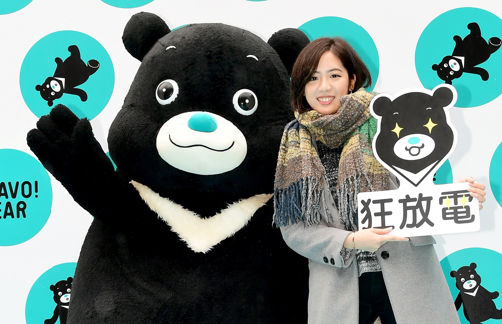 熊讚今與學姊黃瀞瑩體驗一日店長。（華視提供）