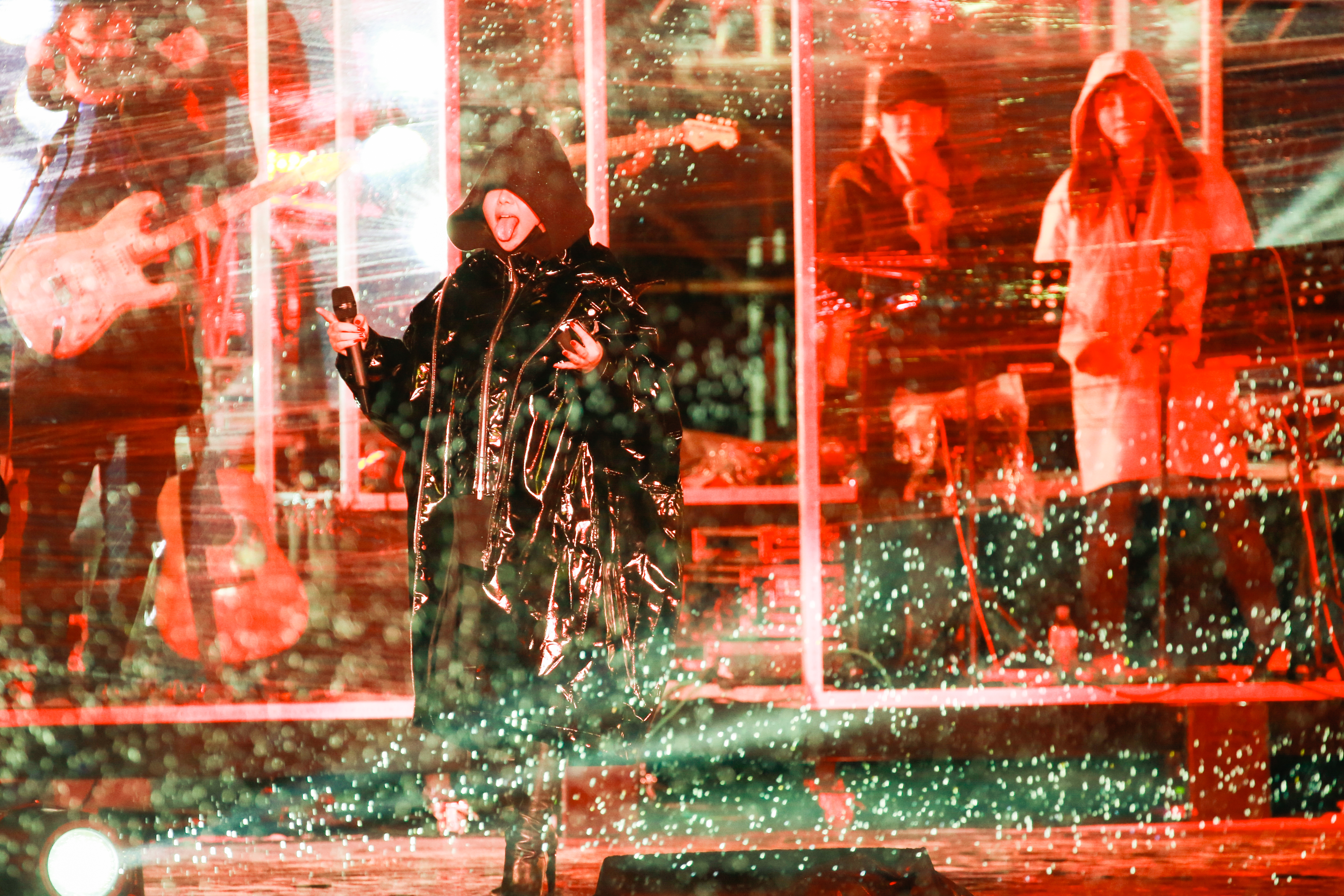 彩排時，阿妹全身包緊緊，仍被捕抓到俏皮吐舌的模樣。