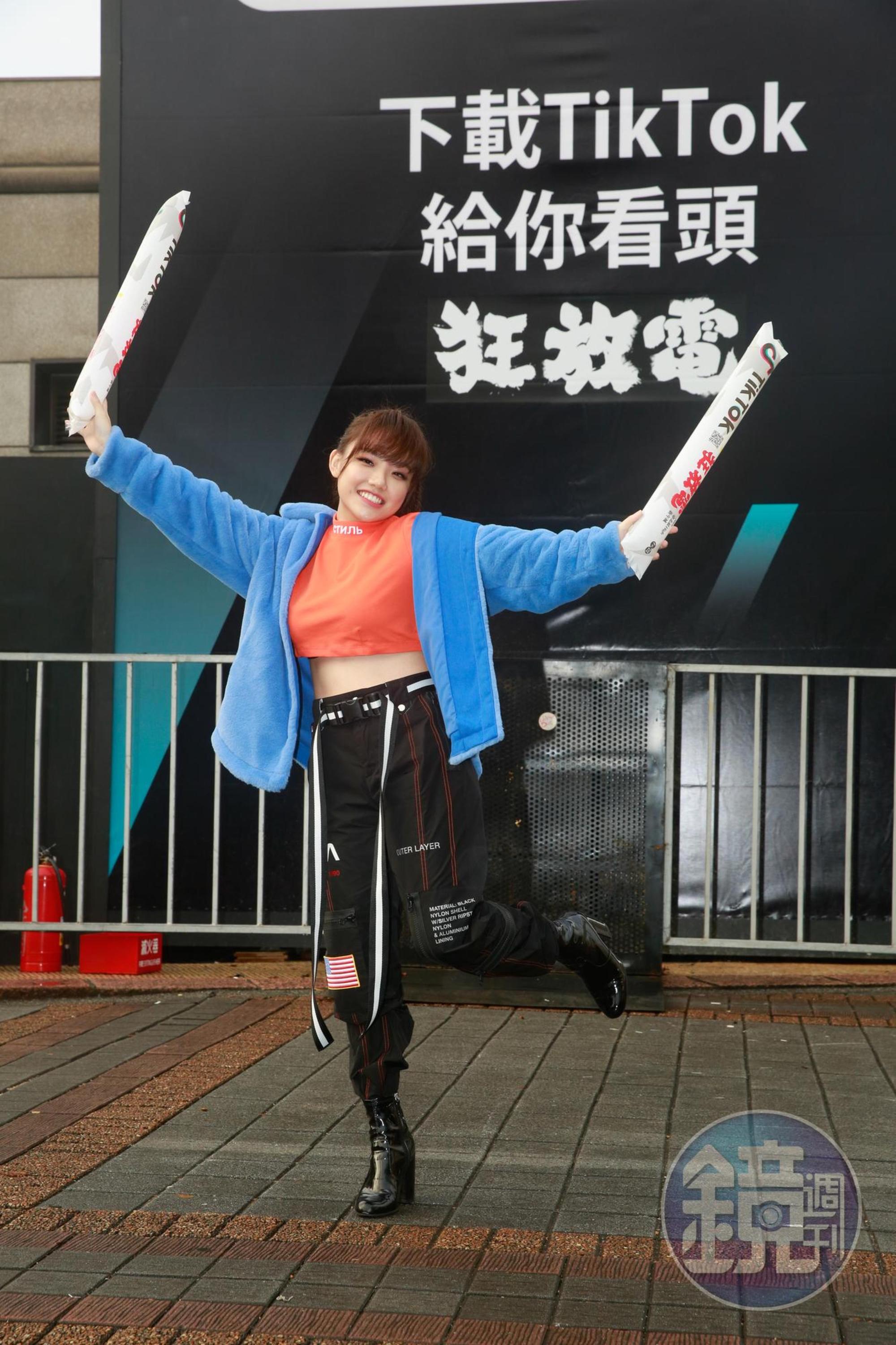 安那展露傲人上圍,遭到阿姨張惠妹關切。