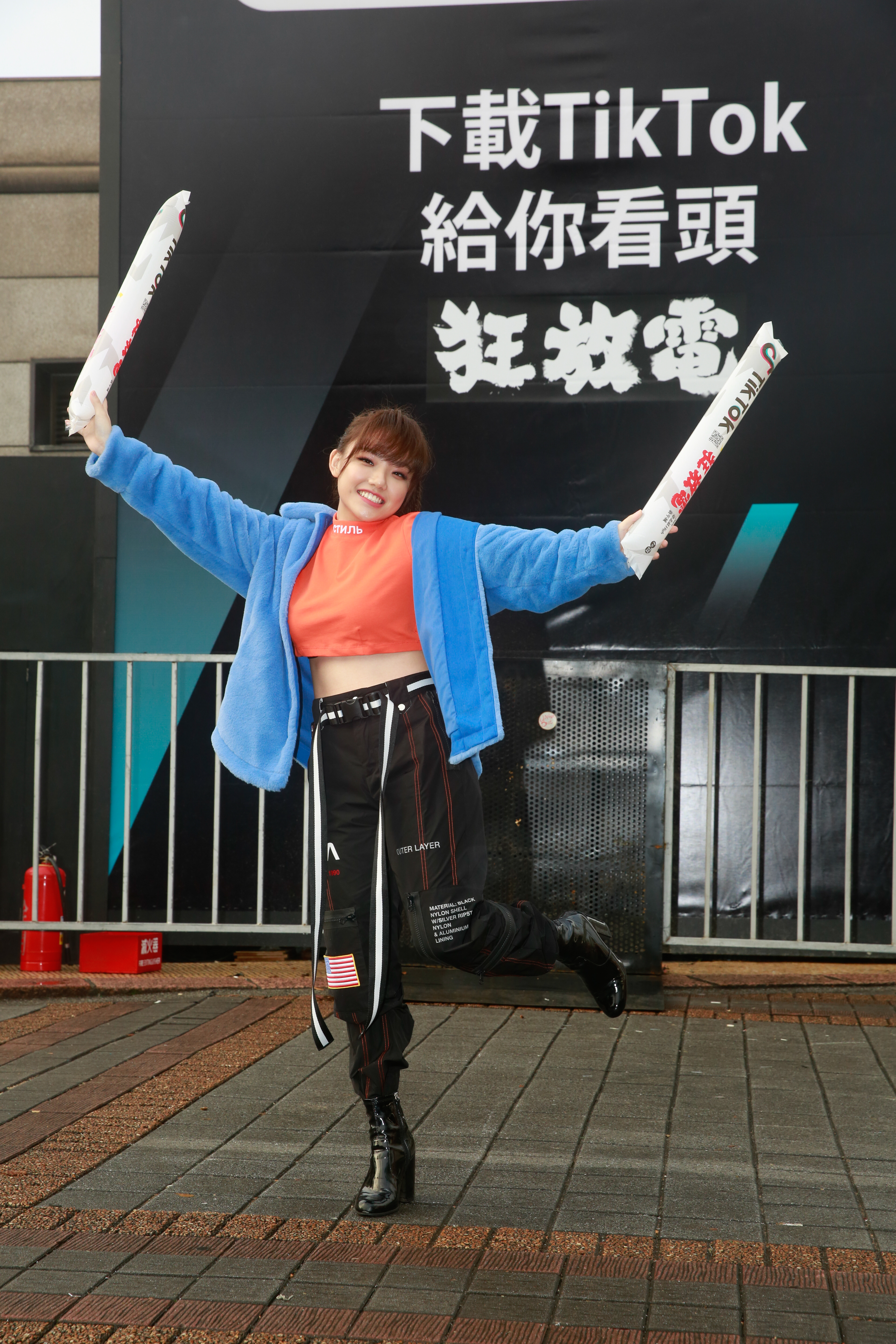 安那展露傲人上圍，遭到阿姨張惠妹關切。