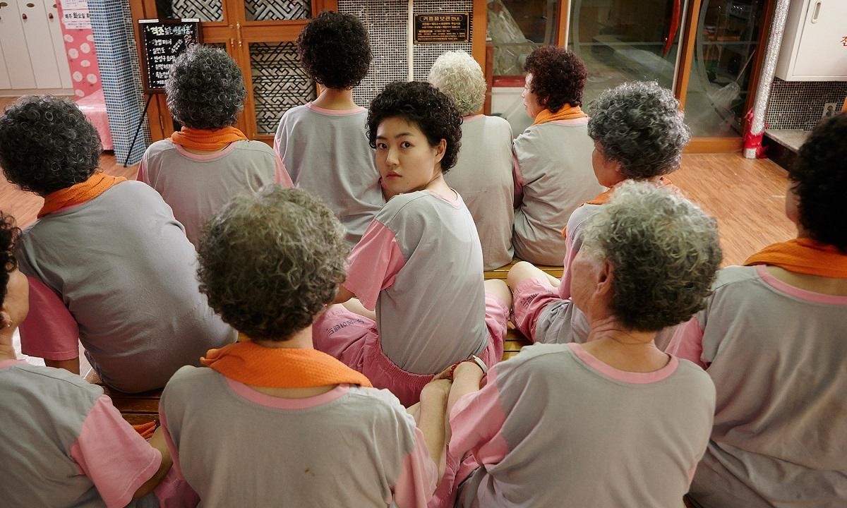 沈恩敬（中）主演的《回到20歲》，以小兵立大功之姿在韓國締造逾新台幣18億元好票房。（翻攝自Daum）