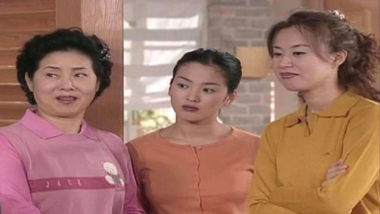 申東益編劇的情境喜劇《順風婦產科》，成功捧紅女星宋慧喬（中）。（翻攝自SBS電視台官網）