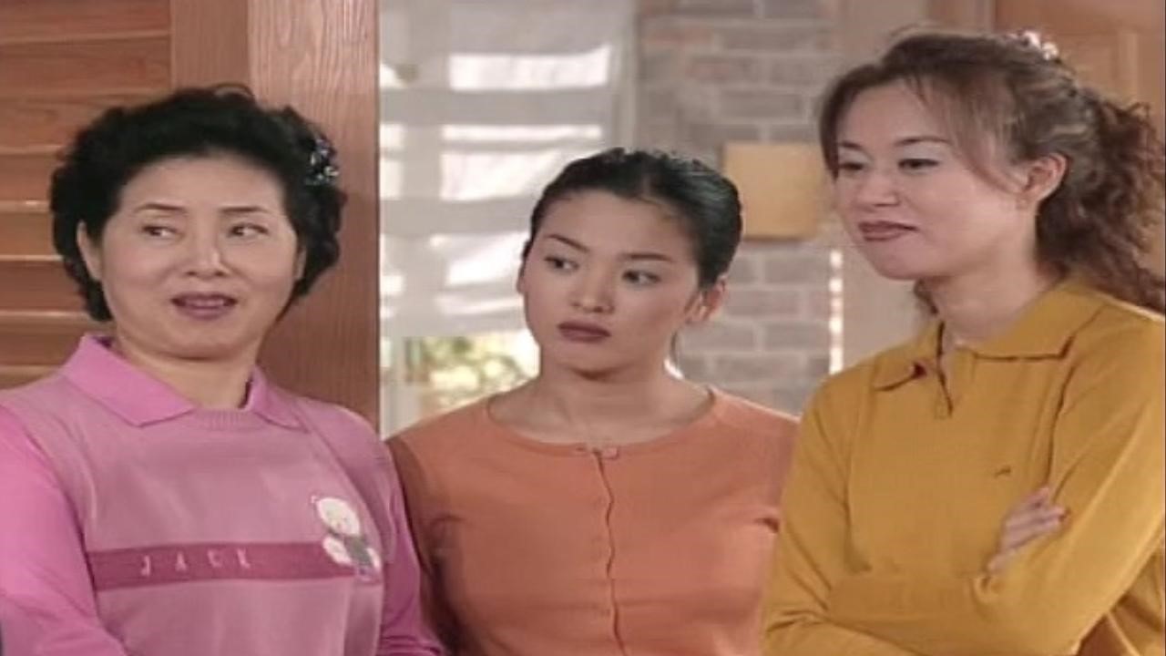 申東益編劇的情境喜劇《順風婦產科》，成功捧紅女星宋慧喬（中）。（翻攝自SBS電視台官網）