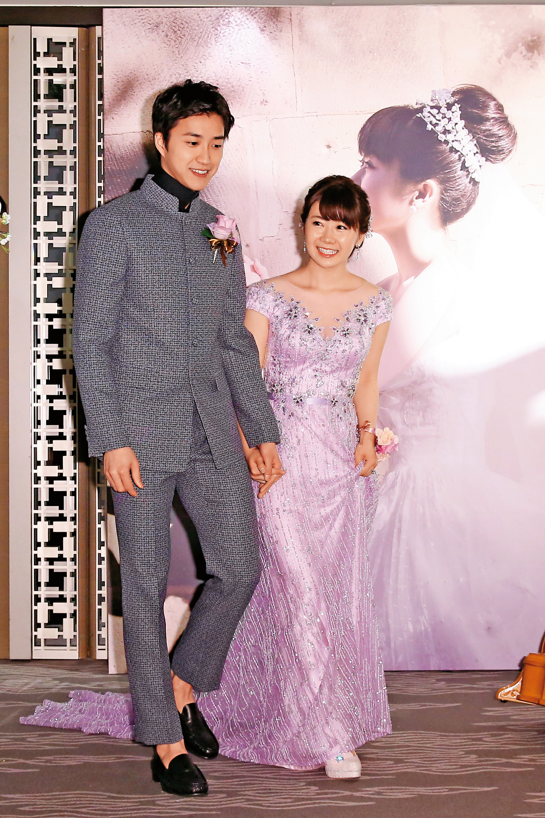 桌球運動明星夫婦江宏傑與福原愛，因參加陸綜《幸福三重奏》知名度扶搖直上，小倆口搶錢搶到手軟。