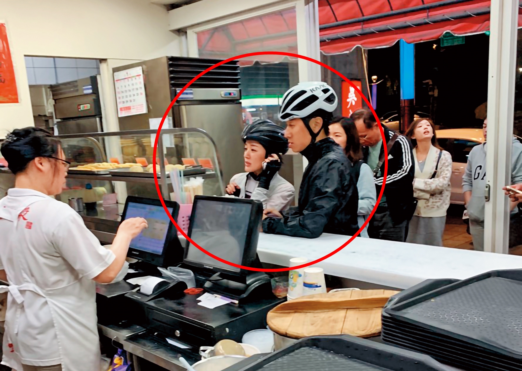 上個月初晚上，林彥君（左）跟圈外男友（右）到天母吃東西，兩人停好車後走入櫃位點餐。（讀者提供）