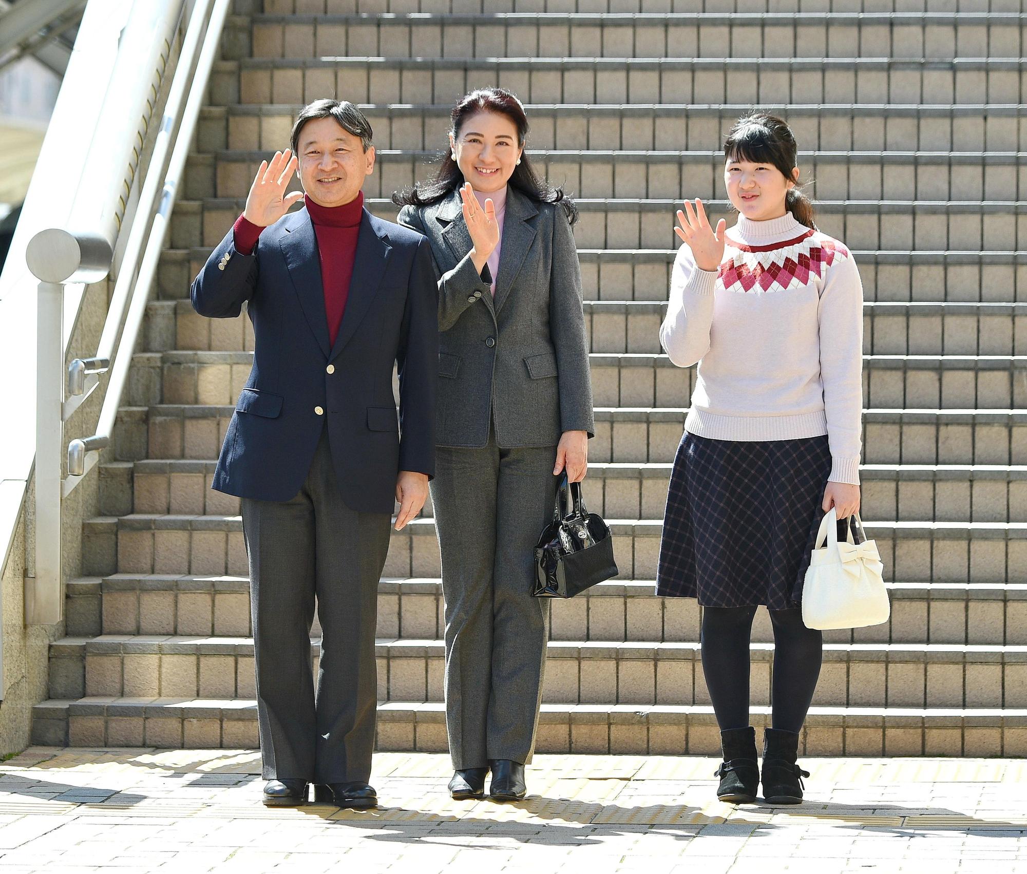 2018年3月26日，日本長野縣長野市，日本皇太子德仁偕妻子雅子和女兒愛子現身當地度假，在車站問候民眾。（東方IC）