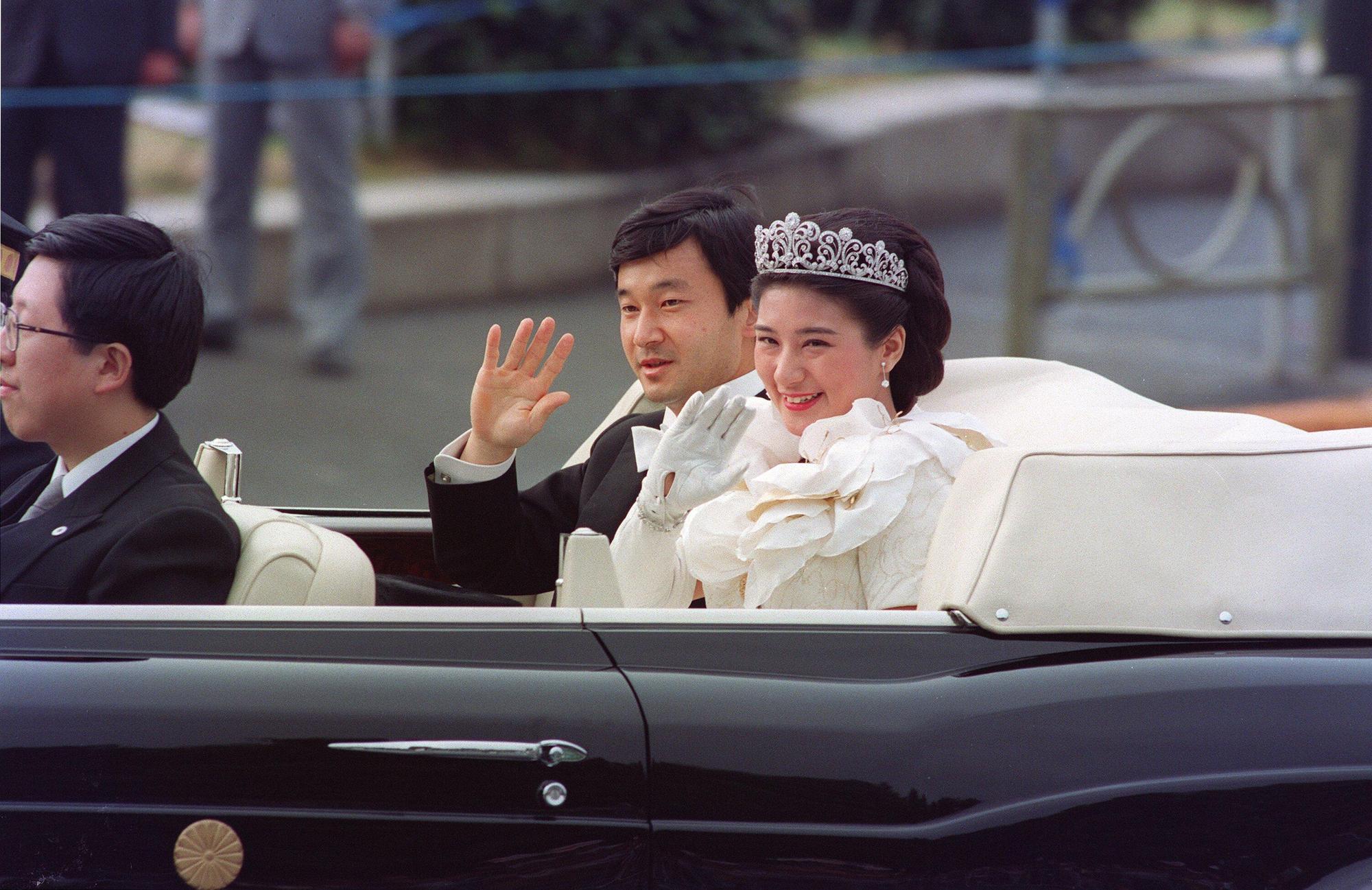 1993年6月9日，德仁太子與太子妃雅子婚禮後在東京接受民眾祝賀。（東方IC）