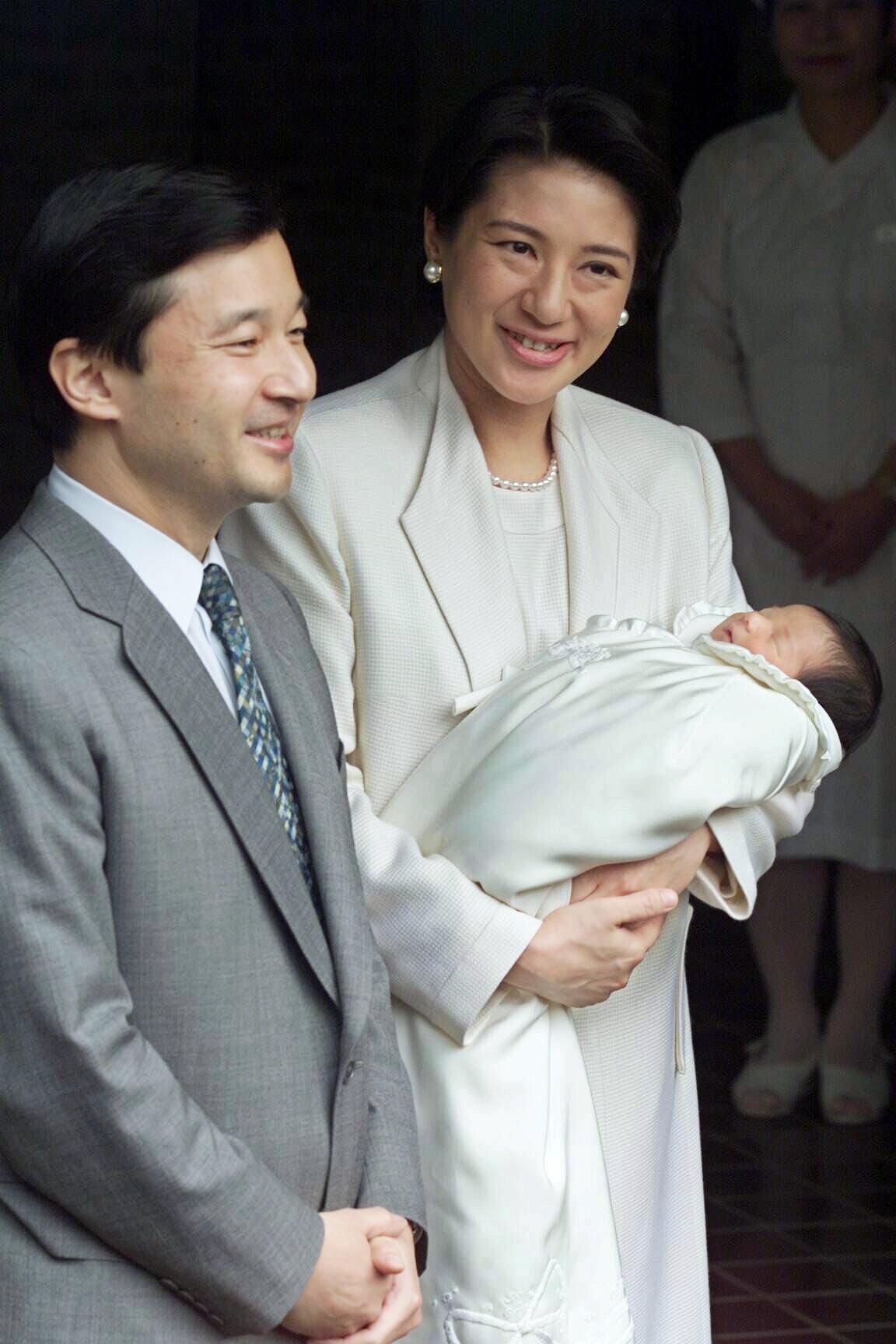 2001年12月8日，愛子公主出生7日後與德仁太子、太子妃雅子一同夫婦離開醫院。（東方IC）