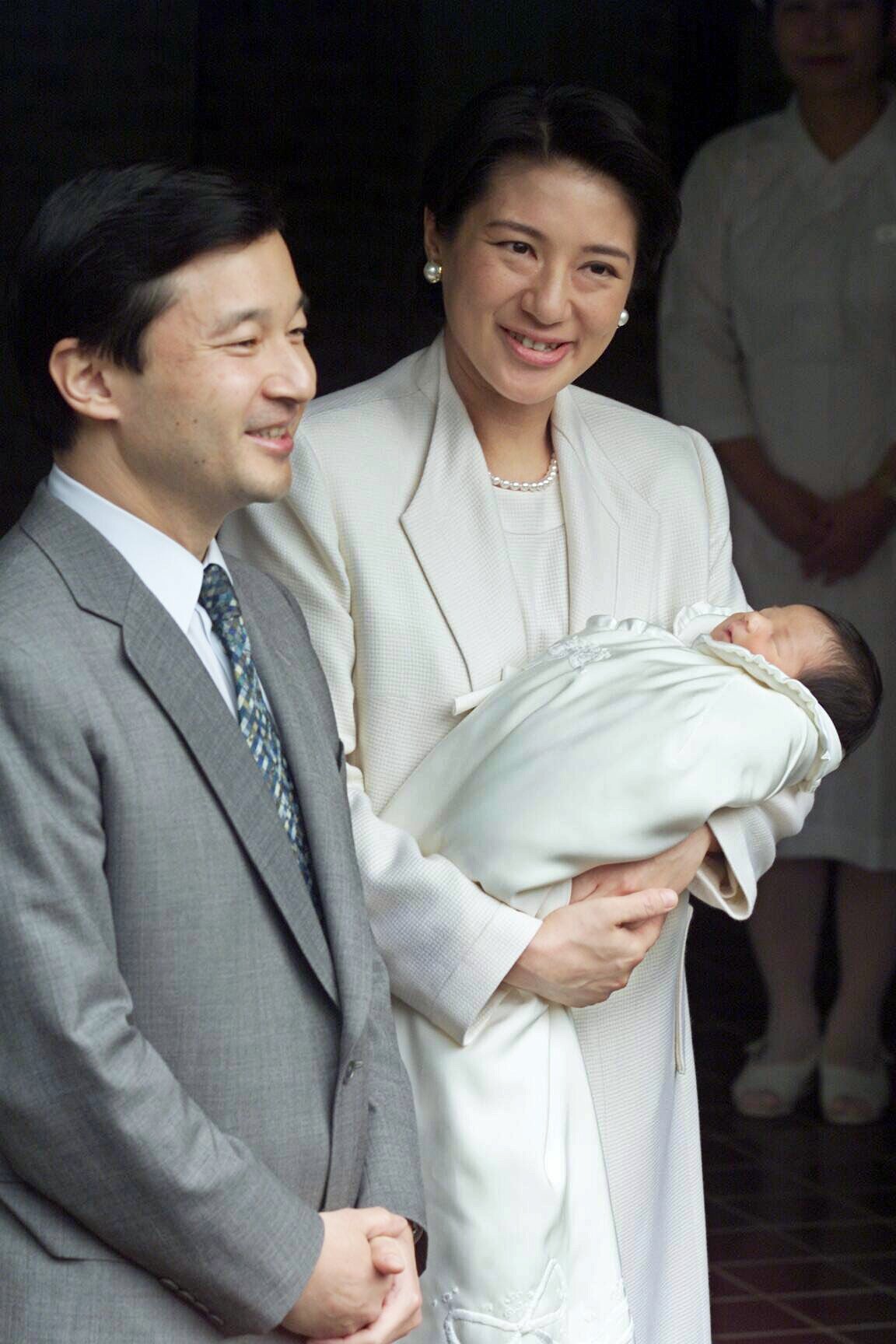2001年12月8日，愛子公主出生7日後與德仁太子、太子妃雅子一同夫婦離開醫院。（東方IC）