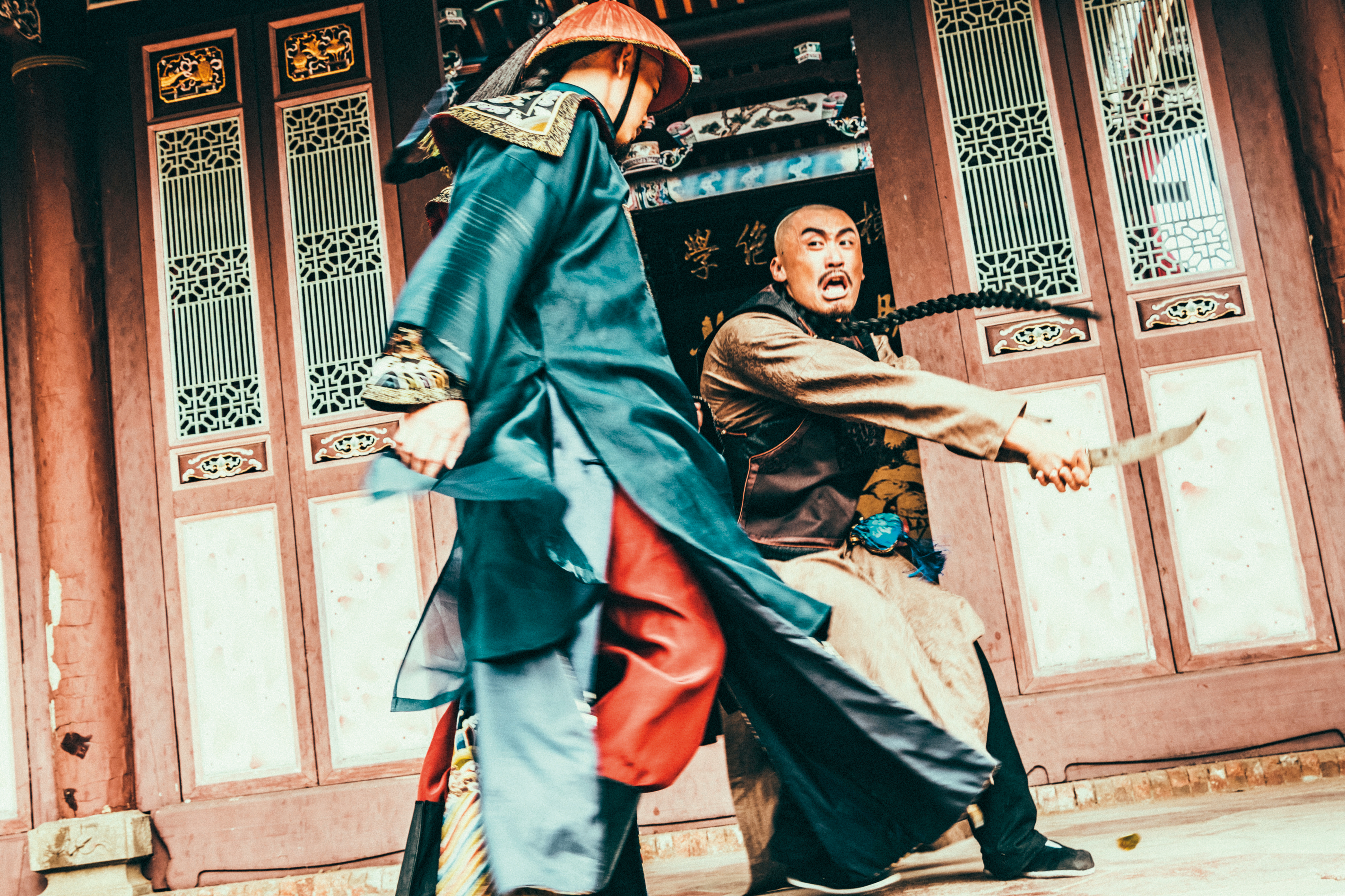 霧峰林家於清代發生的林文明「壽至公堂」案，改編成歷史懸疑片《疑霧公堂》，劇組在林家大花廳取景，華麗、有氣勢。（公視提供）