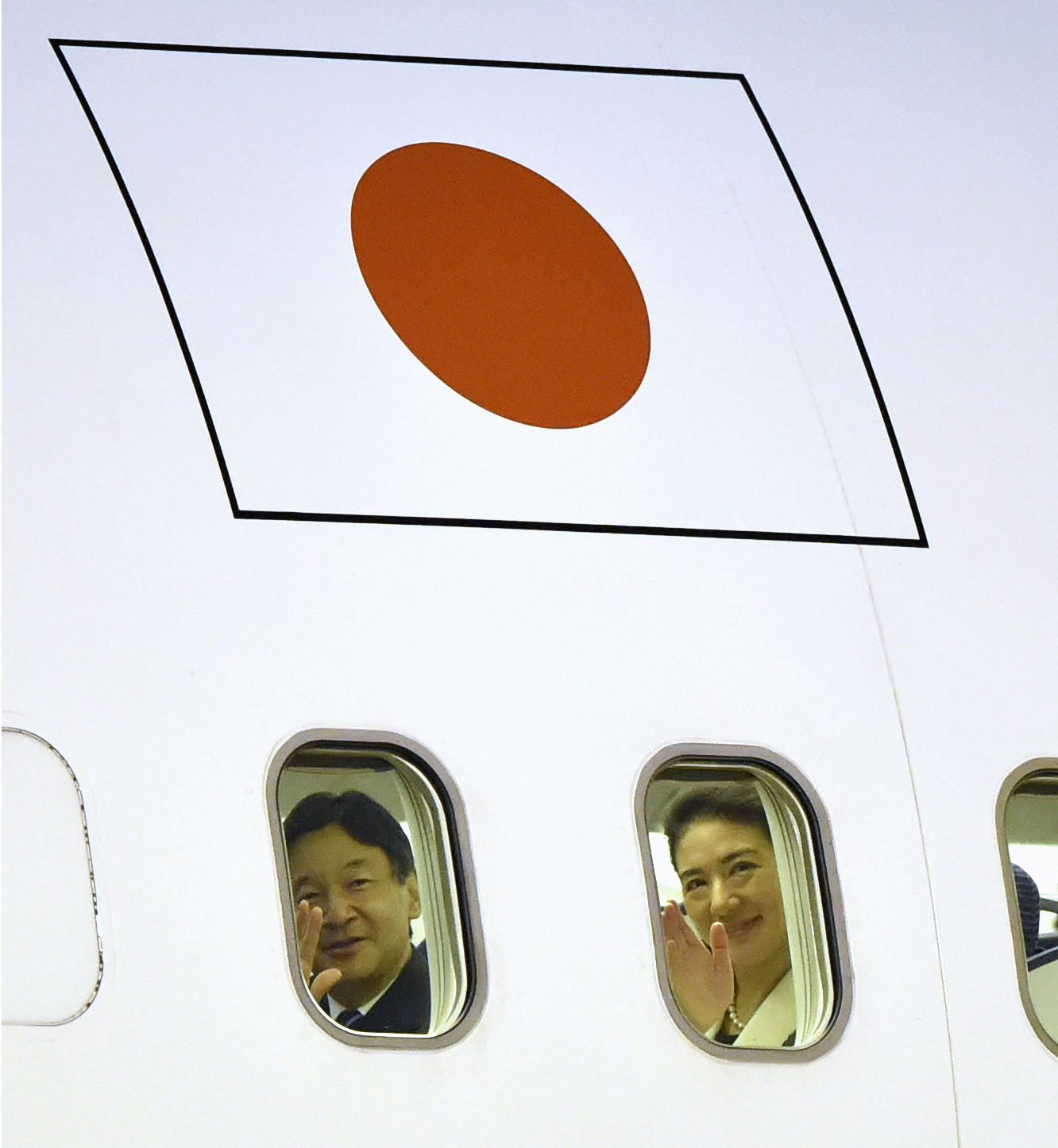 2015年7月2日，德仁皇太子夫婦搭乘專機訪問南太平洋的東加，出席東加國王圖普六世加冕儀式，這是雅子妃生病後少數幾次出訪參與儀式活動。（東方IC）