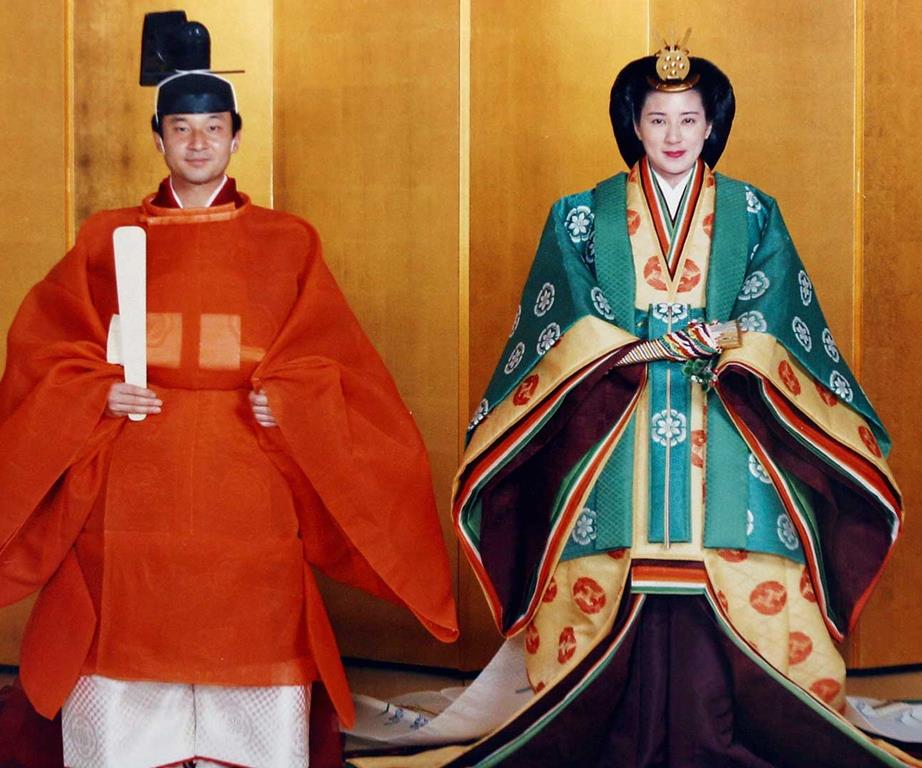 今年5月1日將繼任天皇的日本德仁皇太子與太子妃雅子婚禮上穿著日本傳統服飾。（東方IC）