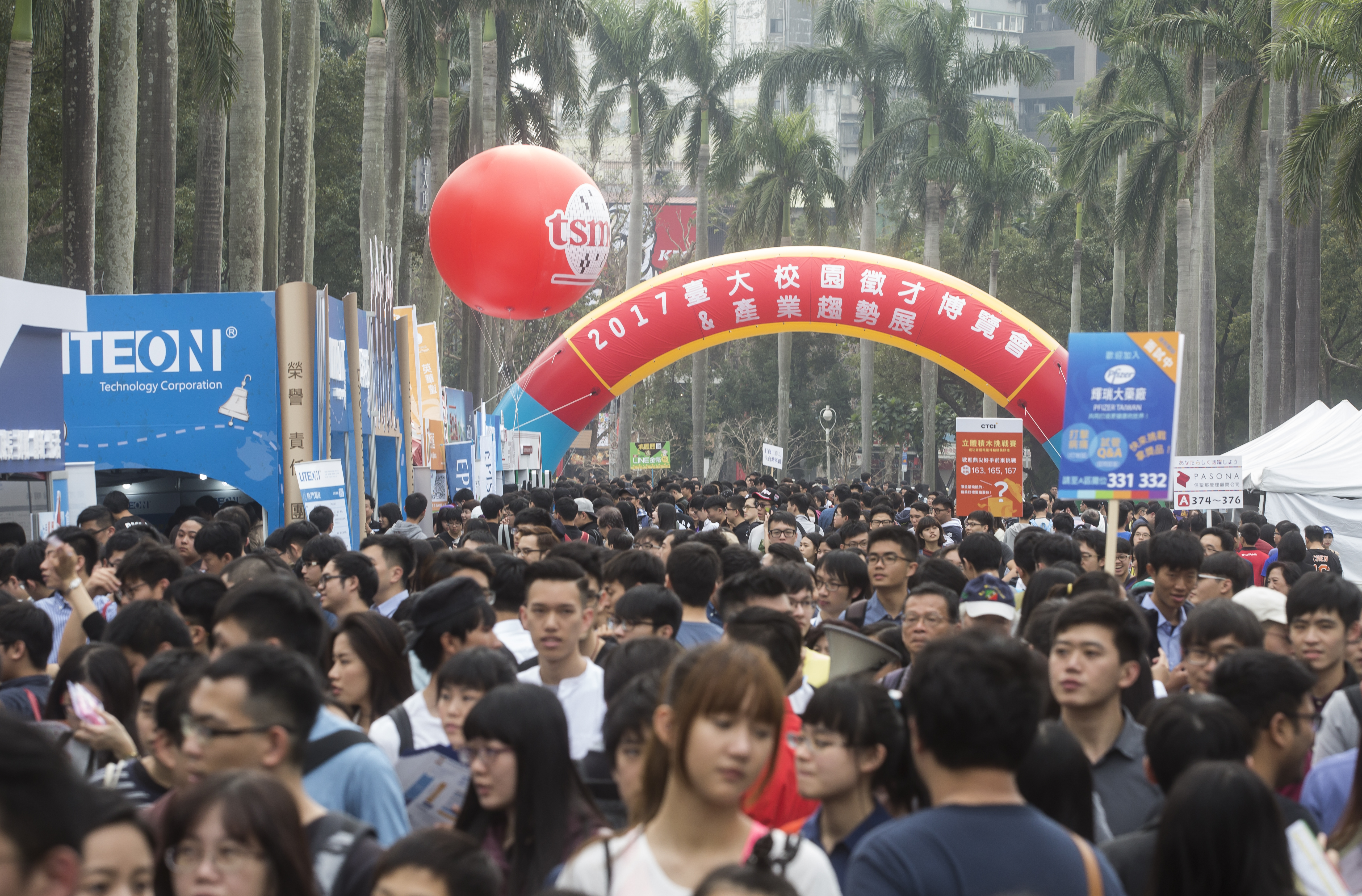 根據主計處調查，未滿25歲者多為在學打工或社會新鮮人，106年總薪資中位數為偏低的31.9萬元。