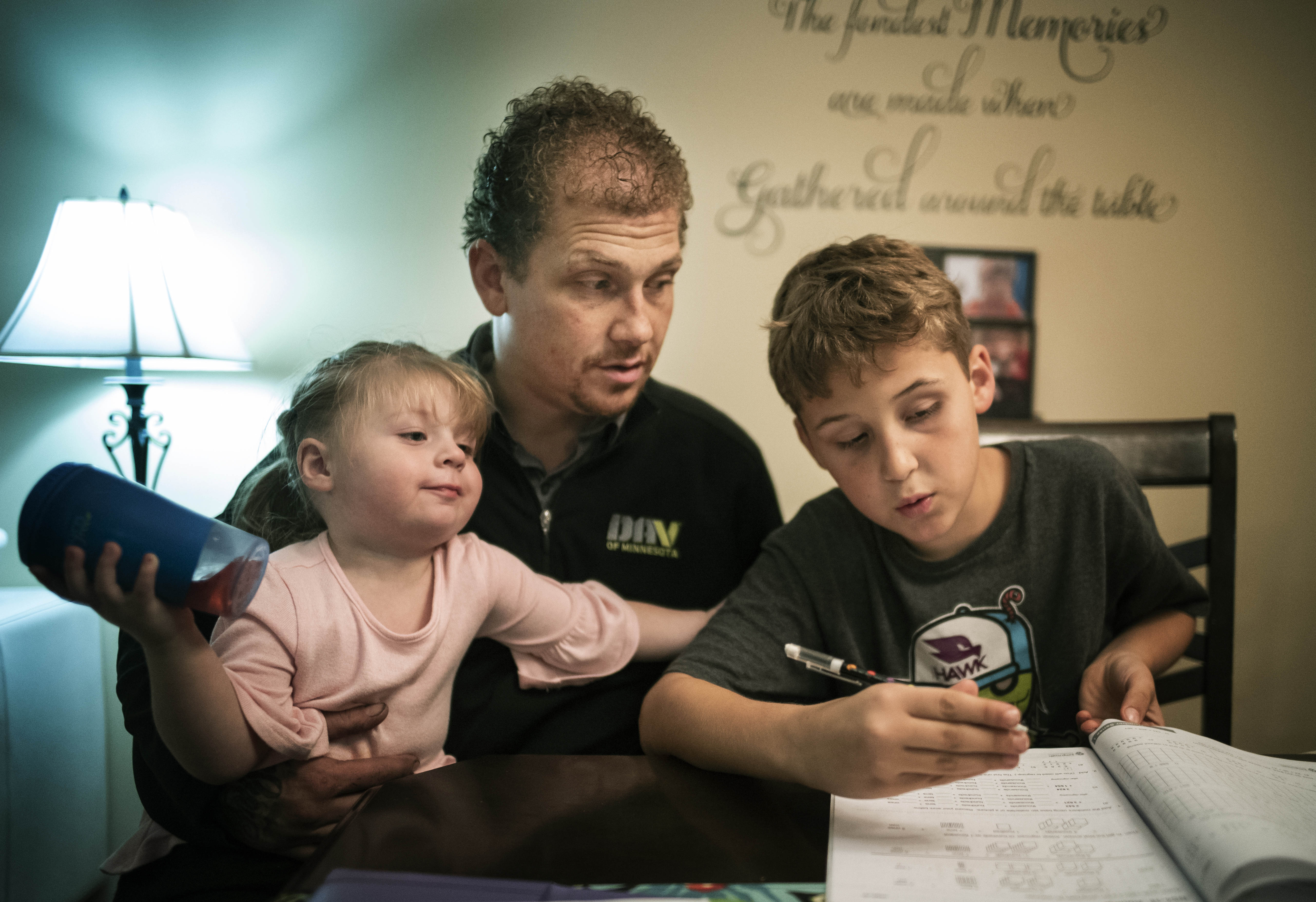 社會貧富的差距擴大了，意味教養子女「失敗」的代價也越大了。（東方IC）