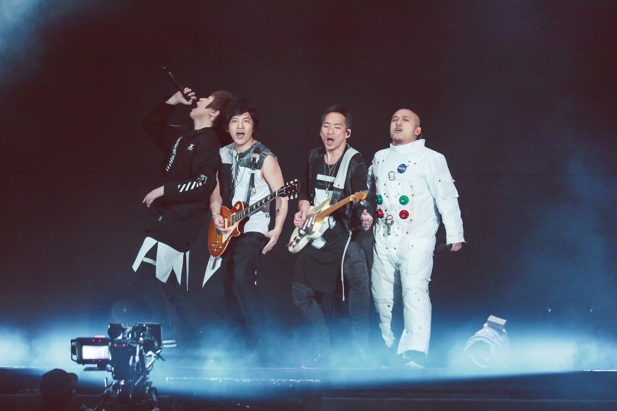 五月天台中演唱會第4場請到好兄弟張國璽當嘉賓，跟阿信互以頂上毛髮發毒誓笑壞全場。（相信音樂提供）