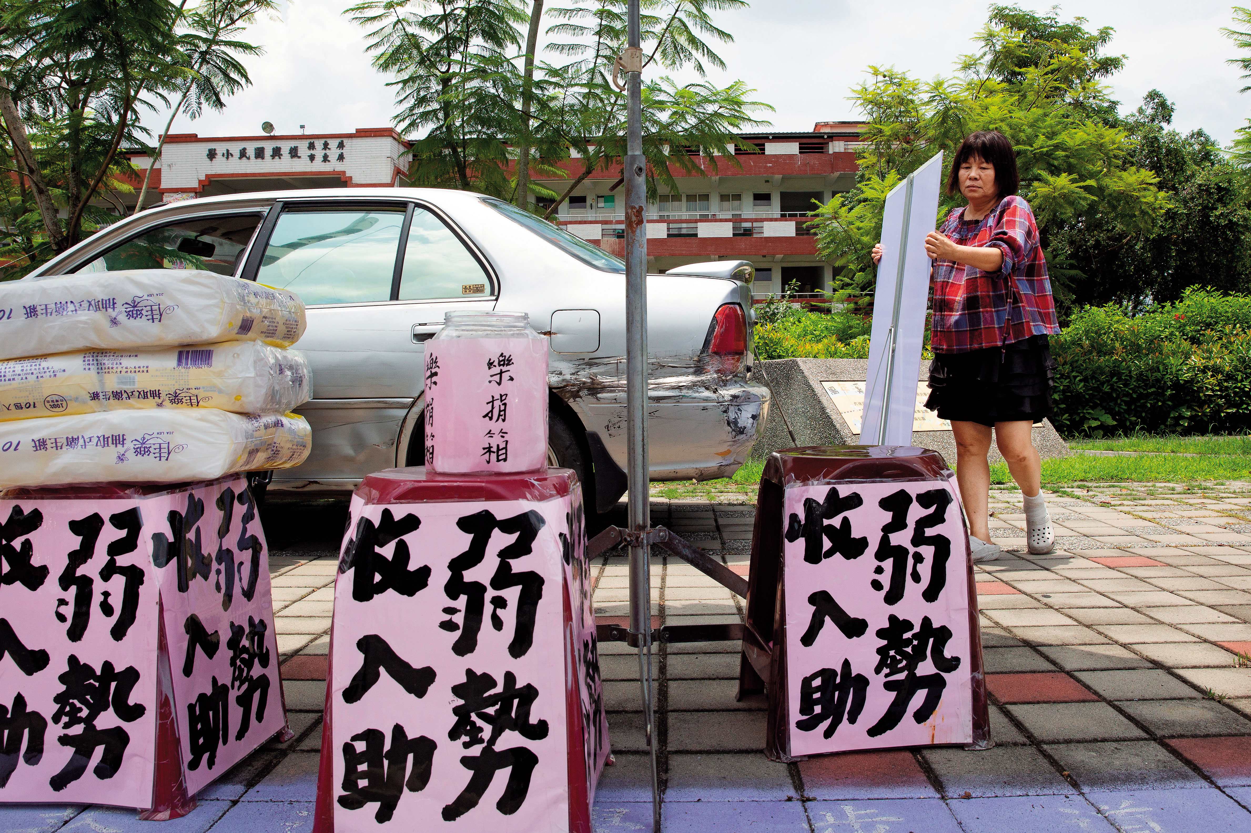 蔣月惠初次參選的契機是為了一票30元的補助款，她一肩扛起羅騰園，不靠政府補助，街頭賣衛生紙也是收入之一。（林俊耀攝）
