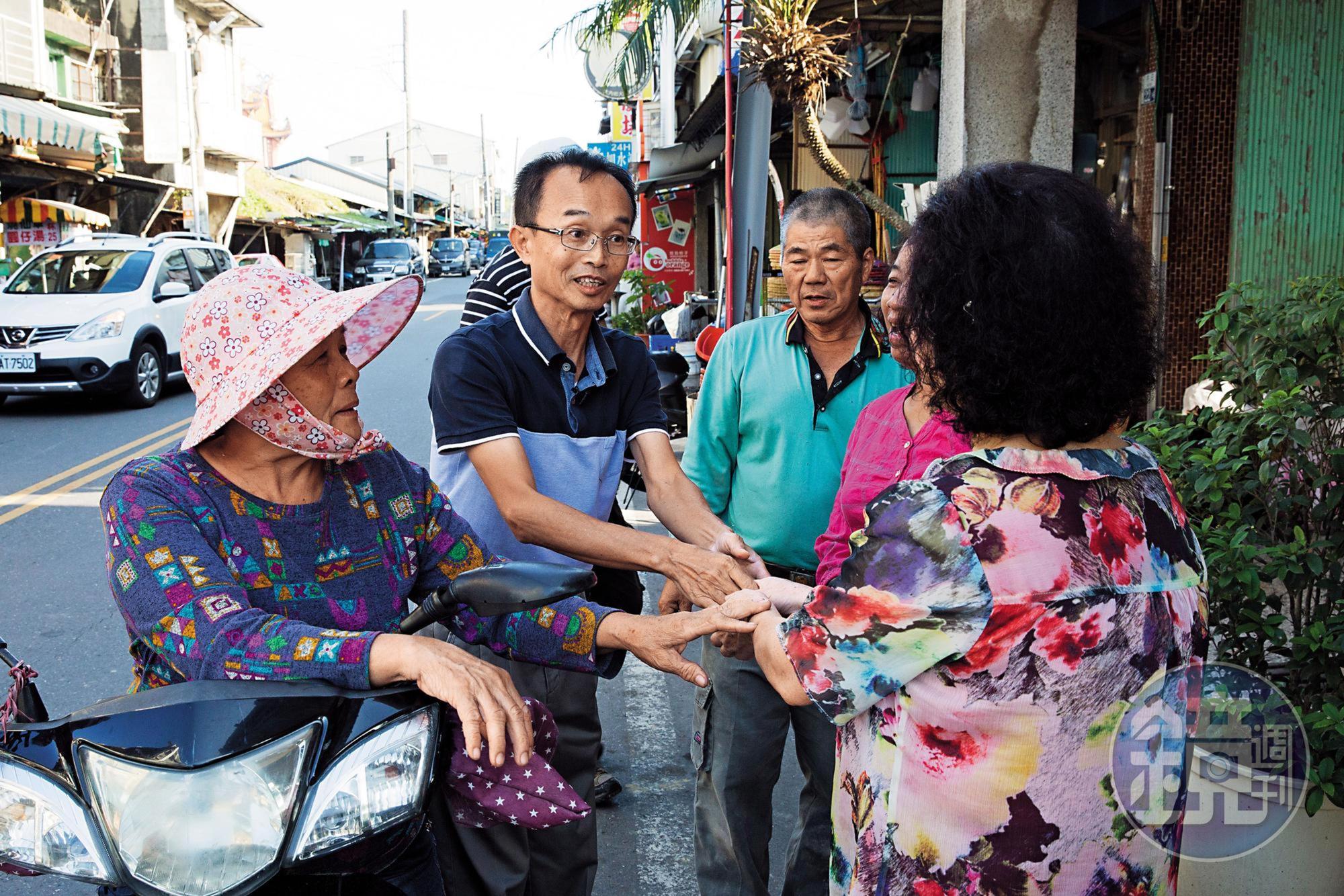 深綠選民陳永和(左2)反對在特殊的惡地自然景觀上設置廢棄物掩埋場,一場遠赴台北的抗爭讓他官逼民反,萌生選台南市長的念頭。這一戰看似輸了,但他說理念已傳達出去。(楊子磊攝)
