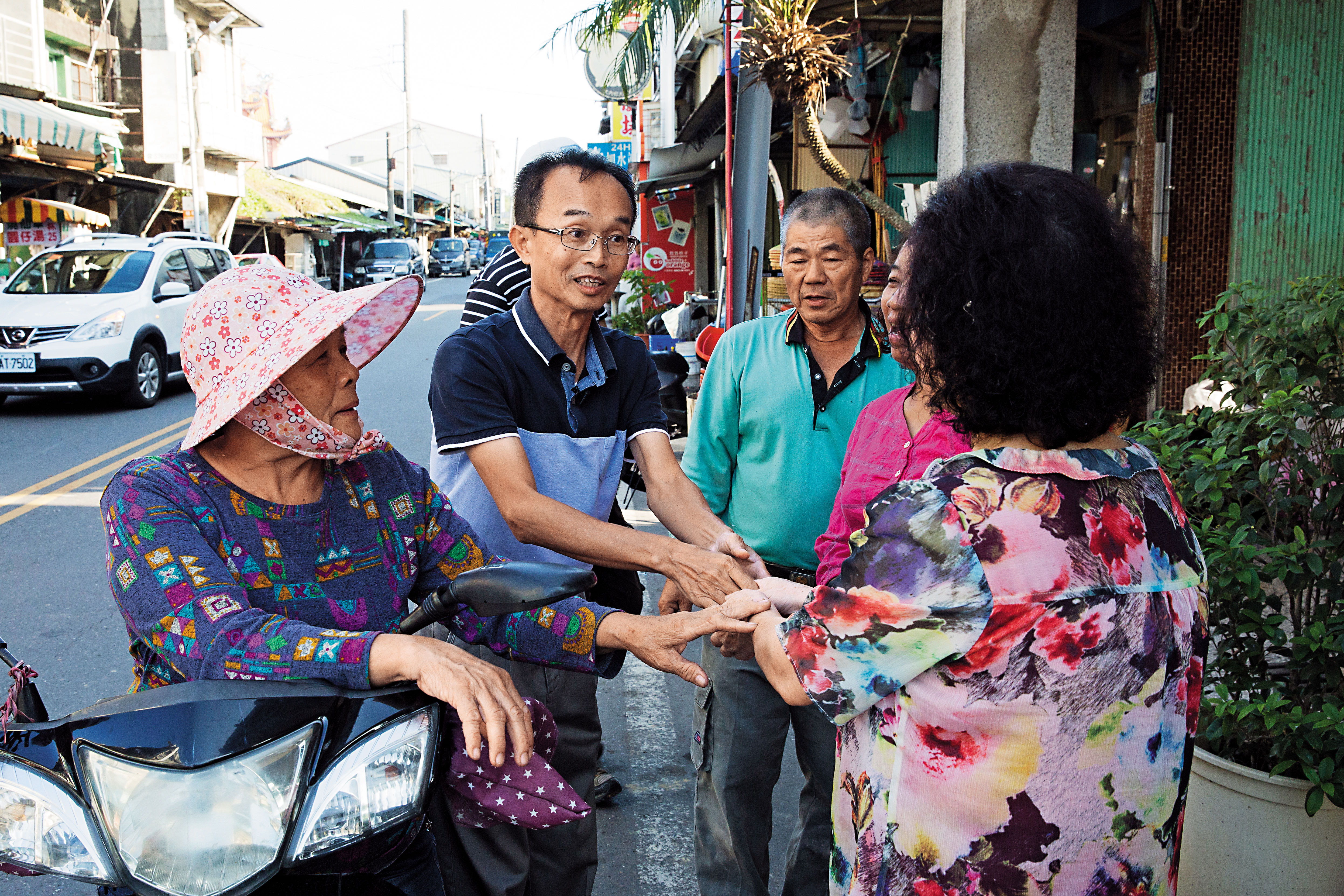 深綠選民陳永和（左2）反對在特殊的惡地自然景觀上設置廢棄物掩埋場，一場遠赴台北的抗爭讓他官逼民反，萌生選台南市長的念頭。這一戰看似輸了，但他說理念已傳達出去。（楊子磊攝）