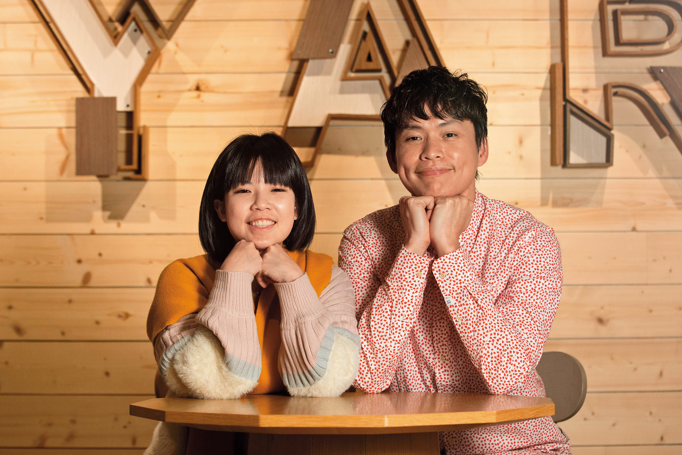 黃鐙輝（右）與老婆萁萁（左）結婚多年感情很好。