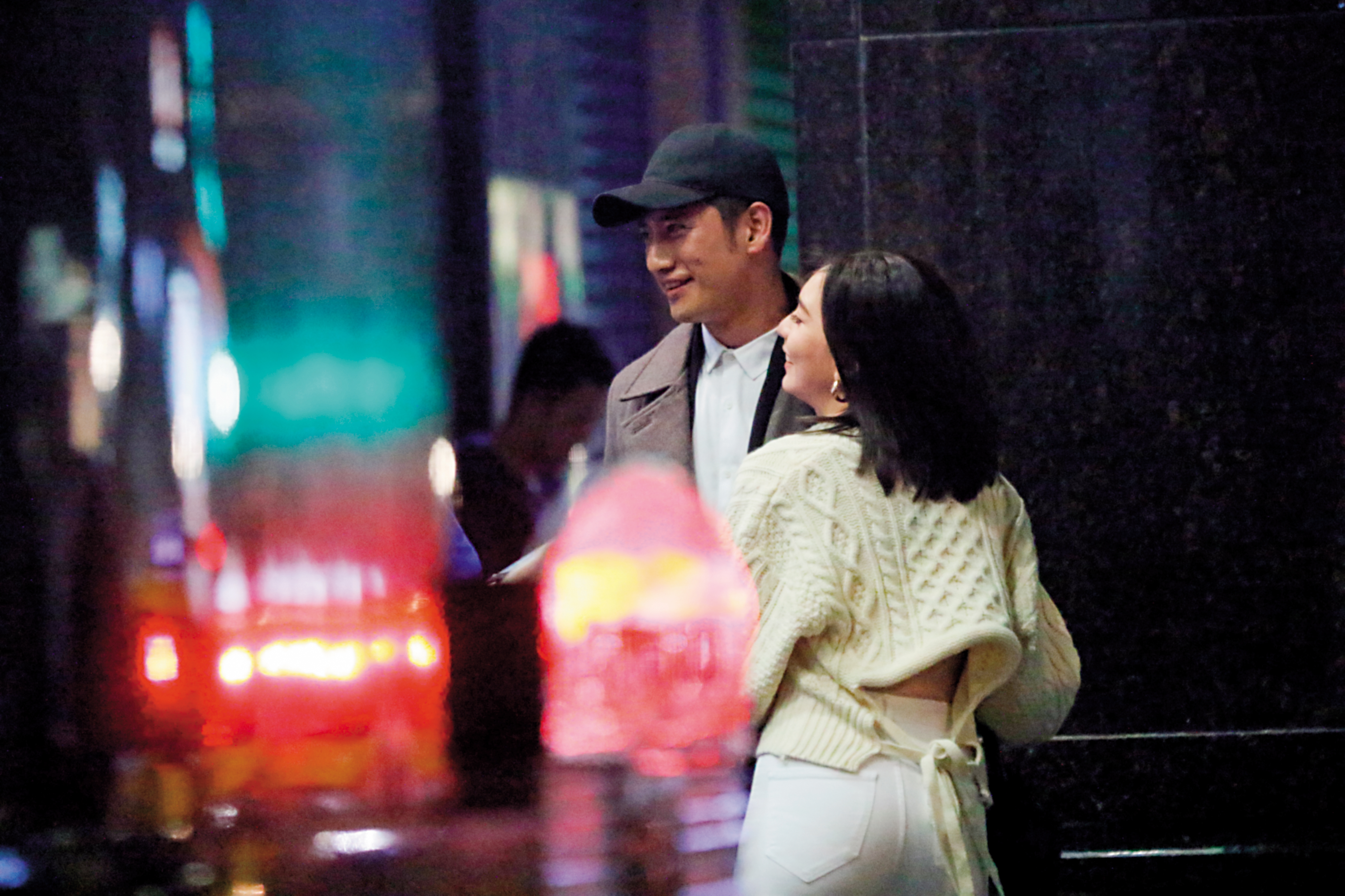 2018年12月25日01：44，周孝安（左）和女友Doris走出KTV友人聚會，舊情復燃有一撇。