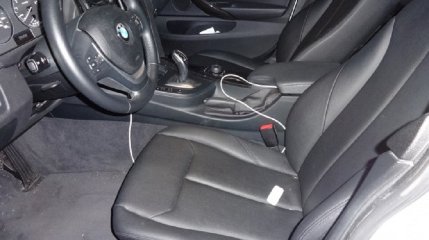 車內的駕駛座與地毯上有細小的白色粉末，蔡男辯稱是沙塵暴。（警方提供）