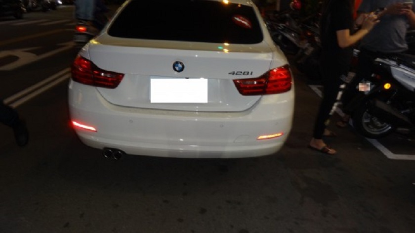 蔡男駕駛BMW違規停車，引來員警盤查。（警方提供）