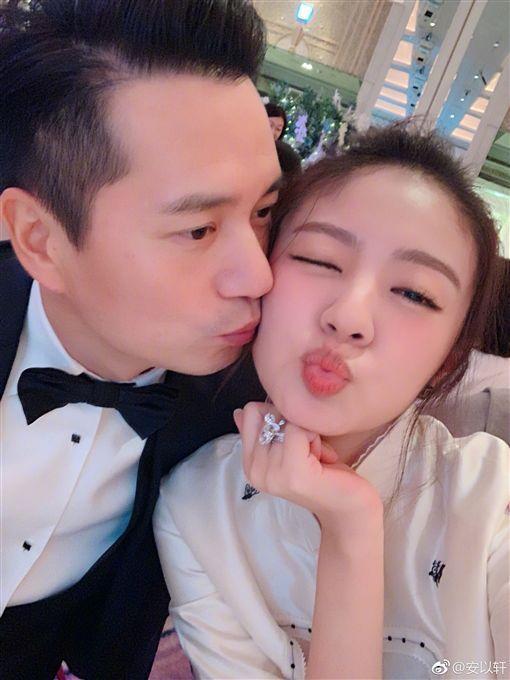 安以軒和老公一同出席大妹婚禮。(翻攝自安以軒微博)