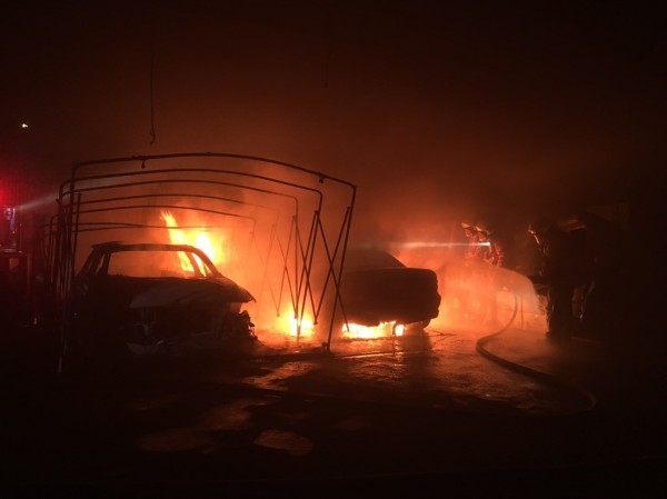 新竹市一處私人車庫今（31日）凌晨突起火燃燒，2部小客車焚燬。（警方提供）