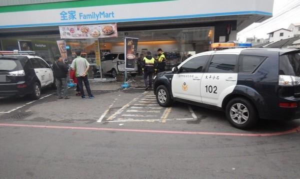 李姓駕駛誤踩油門將車開進超商,警方獲報到場處理。(警方提供)