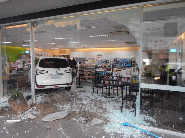 台中一名李姓駕駛誤踩油門撞破超商玻璃門，現場一片狼籍。（警方提供）
