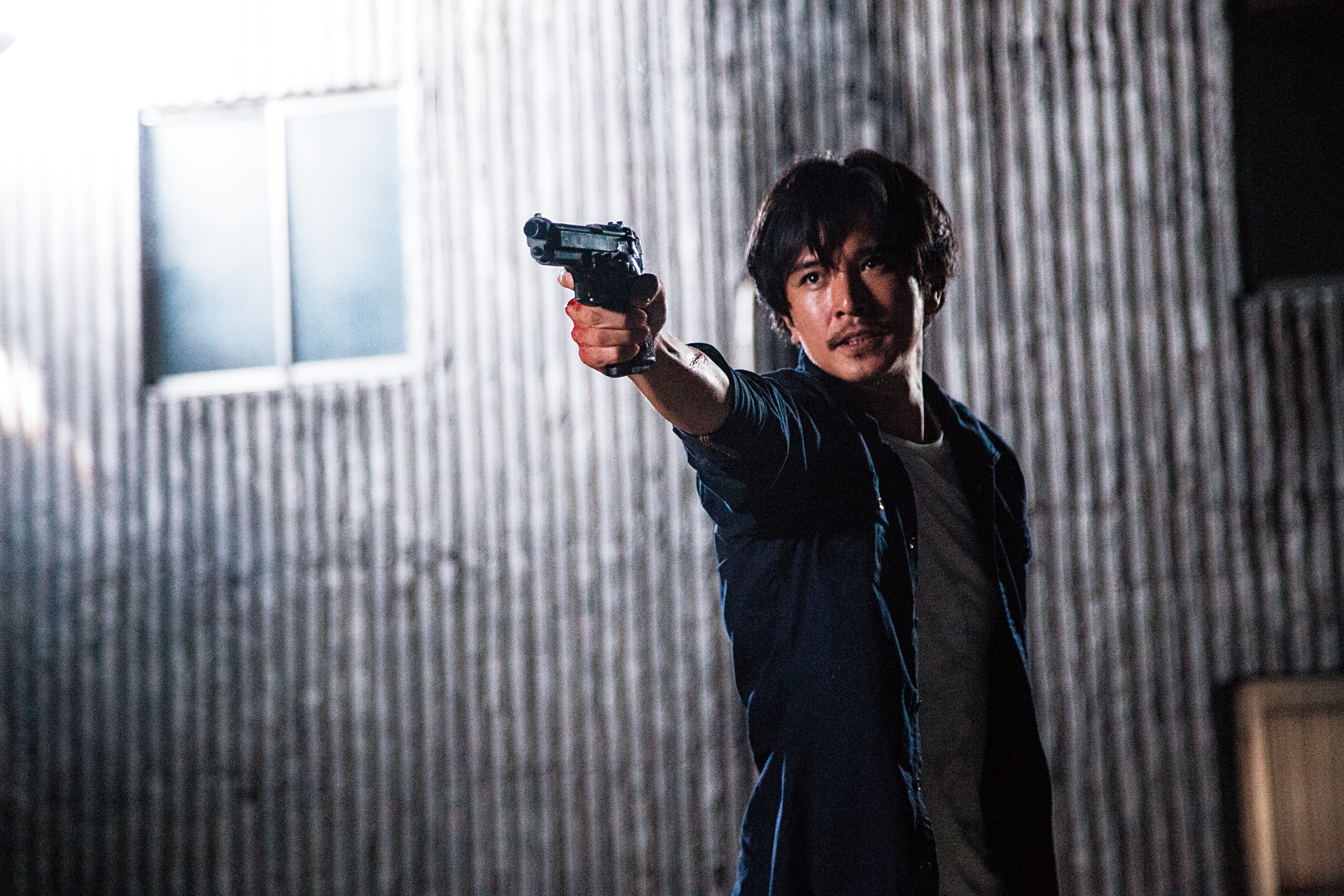 邱澤在新創電影靈異驚悚片《無界限》飾演為女兒報仇而殺人的前刑事幹員。（公視提供）