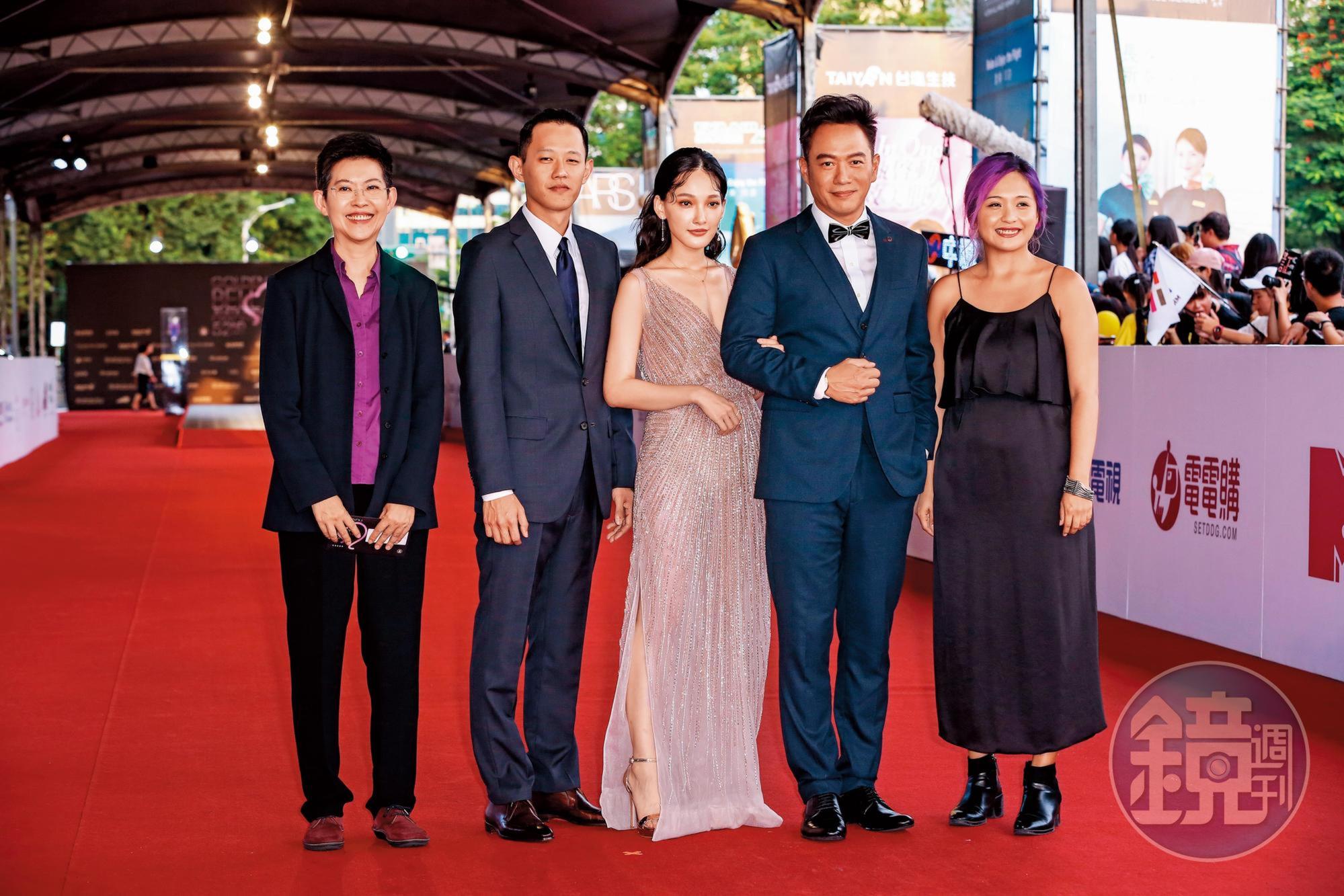 《濁流》入圍2017年多項金鐘獎，新導演莊絢維（左2）與公視總經理曹文傑（左1）領軍走紅毯。右起：製片陳斯婷、演員張翰、林映唯。
