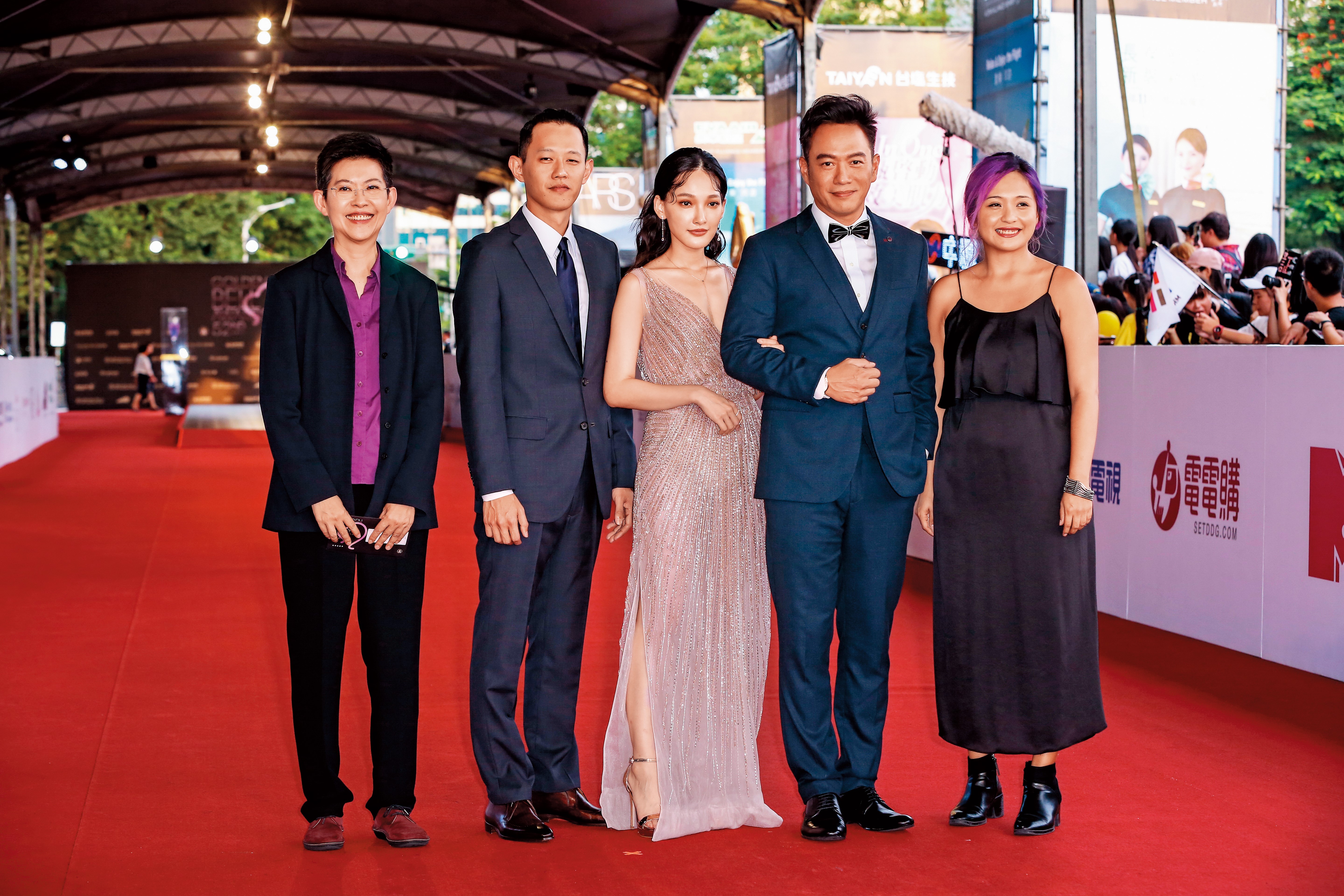 《濁流》入圍2017年多項金鐘獎，新導演莊絢維（左2）與公視總經理曹文傑（左1）領軍走紅毯。右起：製片陳斯婷、演員張翰、林映唯。
